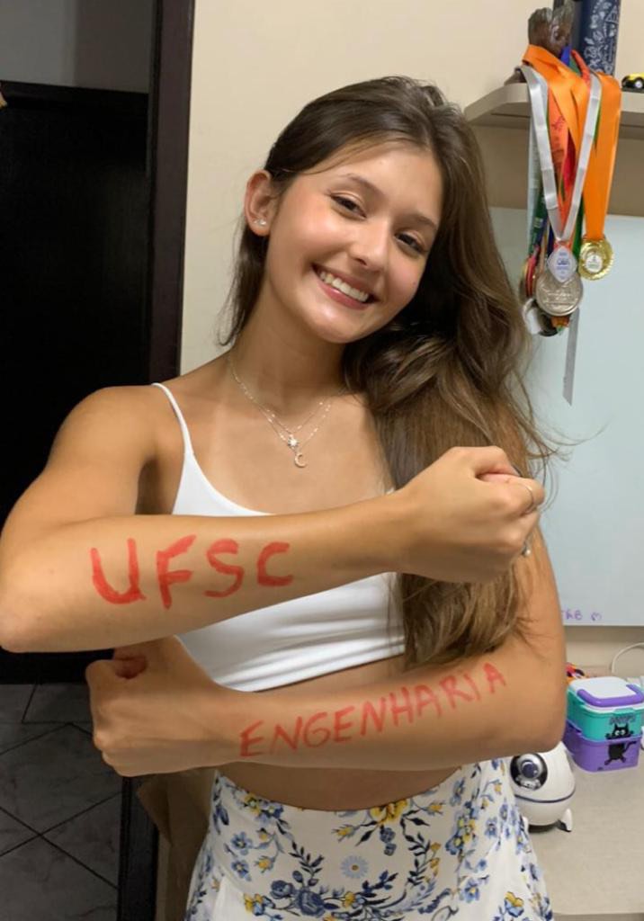 Isabela Cardozo, aprovada em Engenharia Mecatrônica - UFSC Joinville