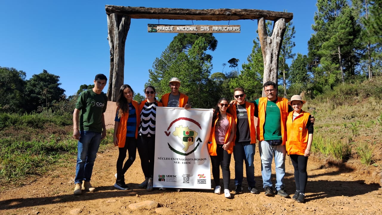 Estudante de Gestão Hospitalar, Thays Nascimento (de blusa rosa, segurando o banner) conta que aprendeu muito com a sabedoria popular dos moradores de Passos Maia e com as histórias das pessoas do local