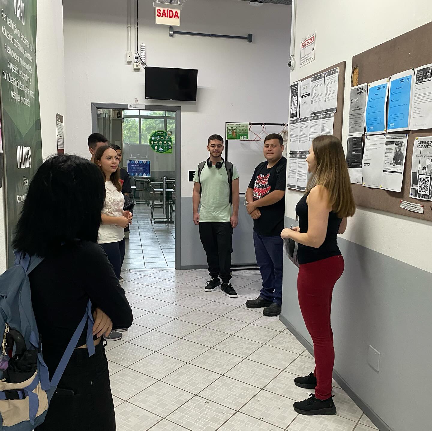IFSC do Rau: servidores dão boas-vindas aos estudantes do câmpus.