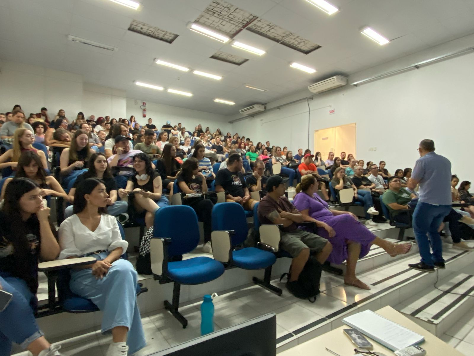 IFSC do Centro: estudantes do turno da noite reunidos no auditório para as boas-vindas.