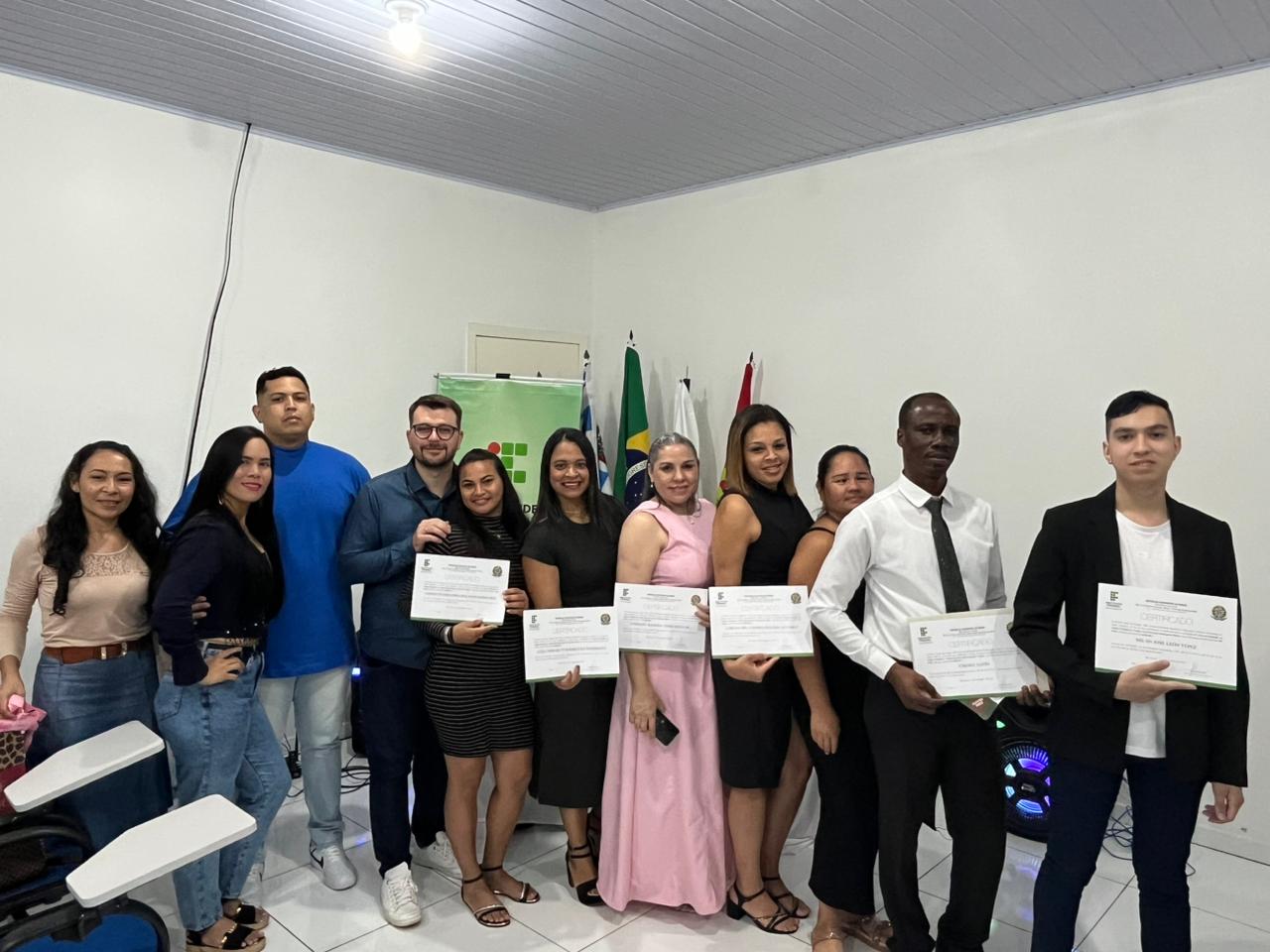 Um grupo de 11 estrangeiros formaram-se no curso de Cultura brasileira e português para estrangeiros, no Câmpus São Carlos do Instituto Federal de Santa Catarina (IFSC).