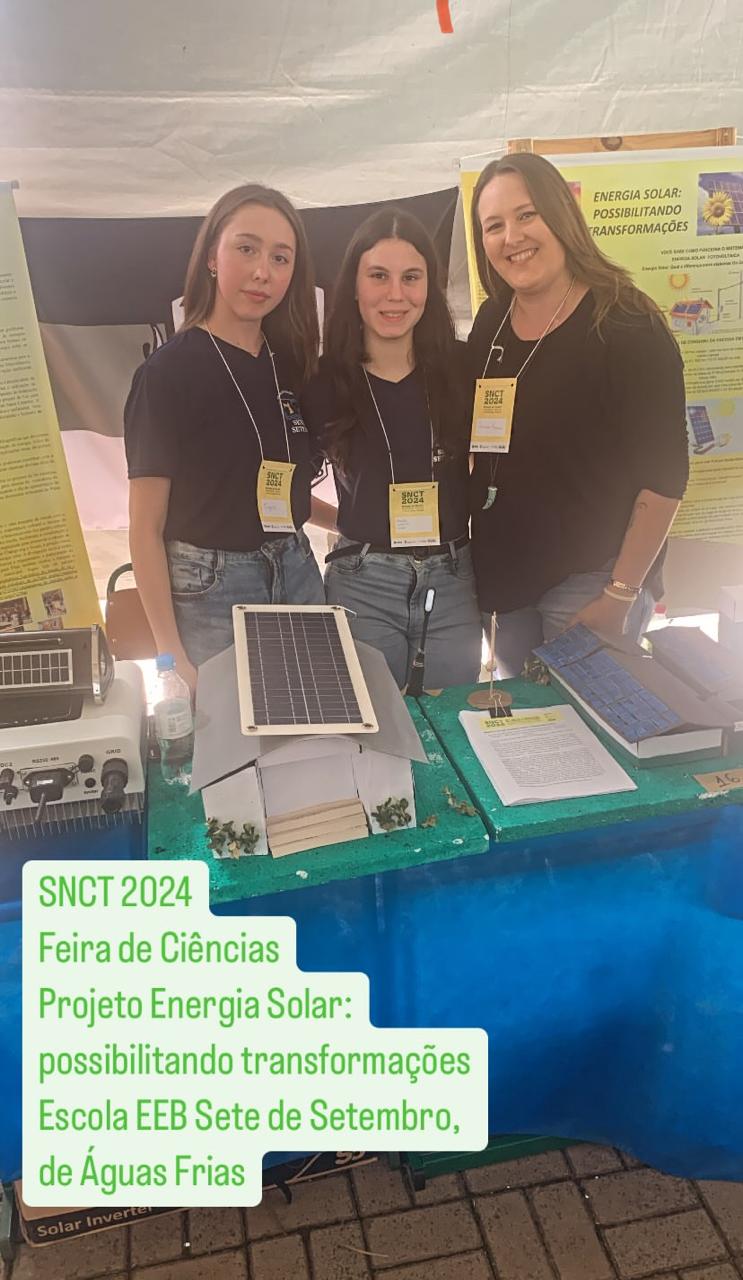 Grupo de estudantes de Águas Frias apresentando projeto sobre Energia Solar com a professora Josiane Kamin