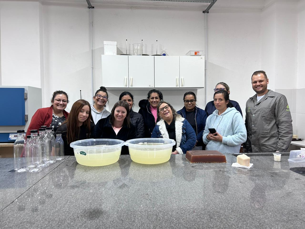 Oficina de confecção de sabão líquido e em barra foi ministrada pelo professor de Química Ricardo Guz