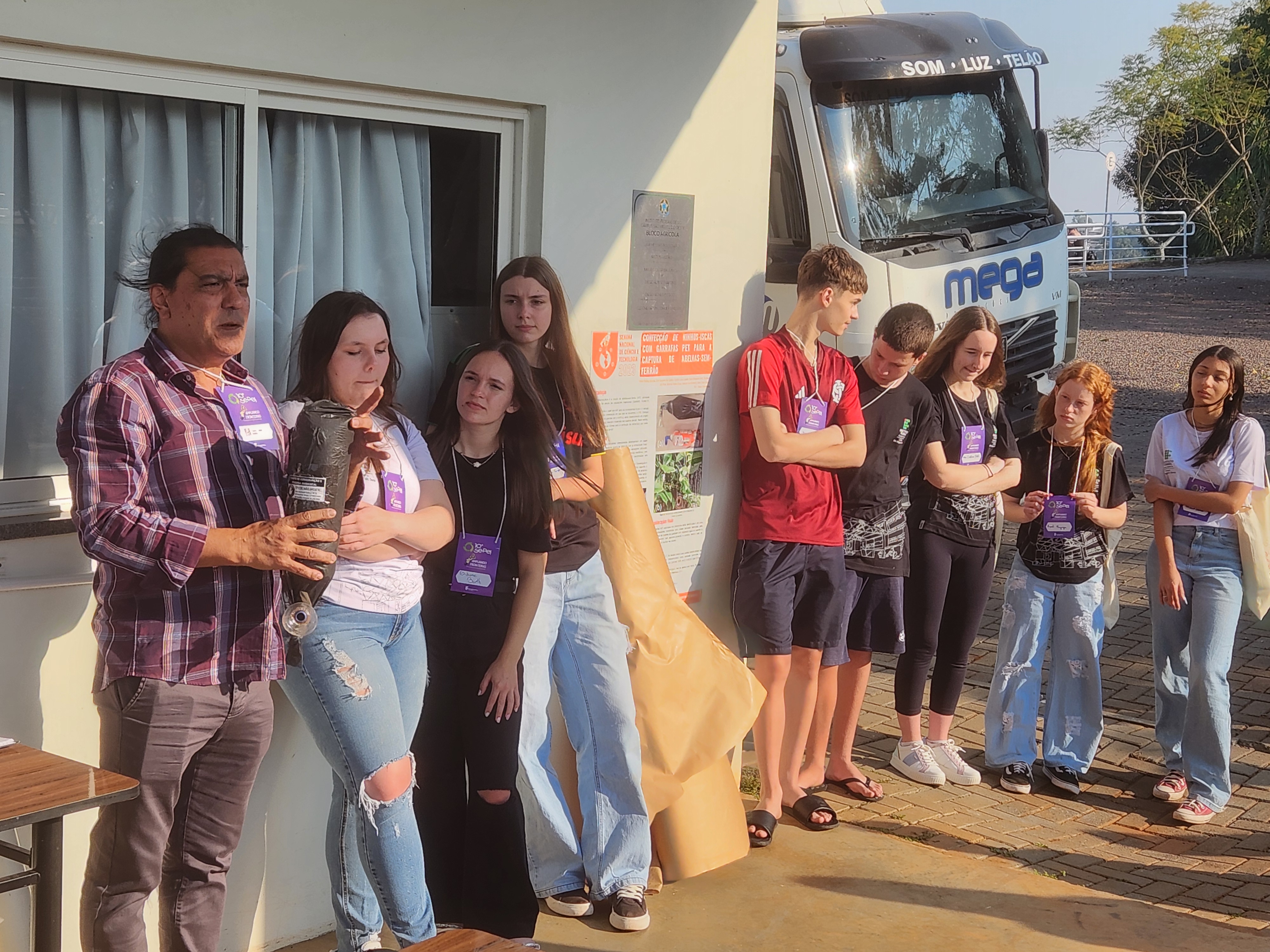 Professor Mário César Sedrez, do Câmpus Florianópolis (primeiro à esquerda na foto), mostra um exemplo de ninho-isca