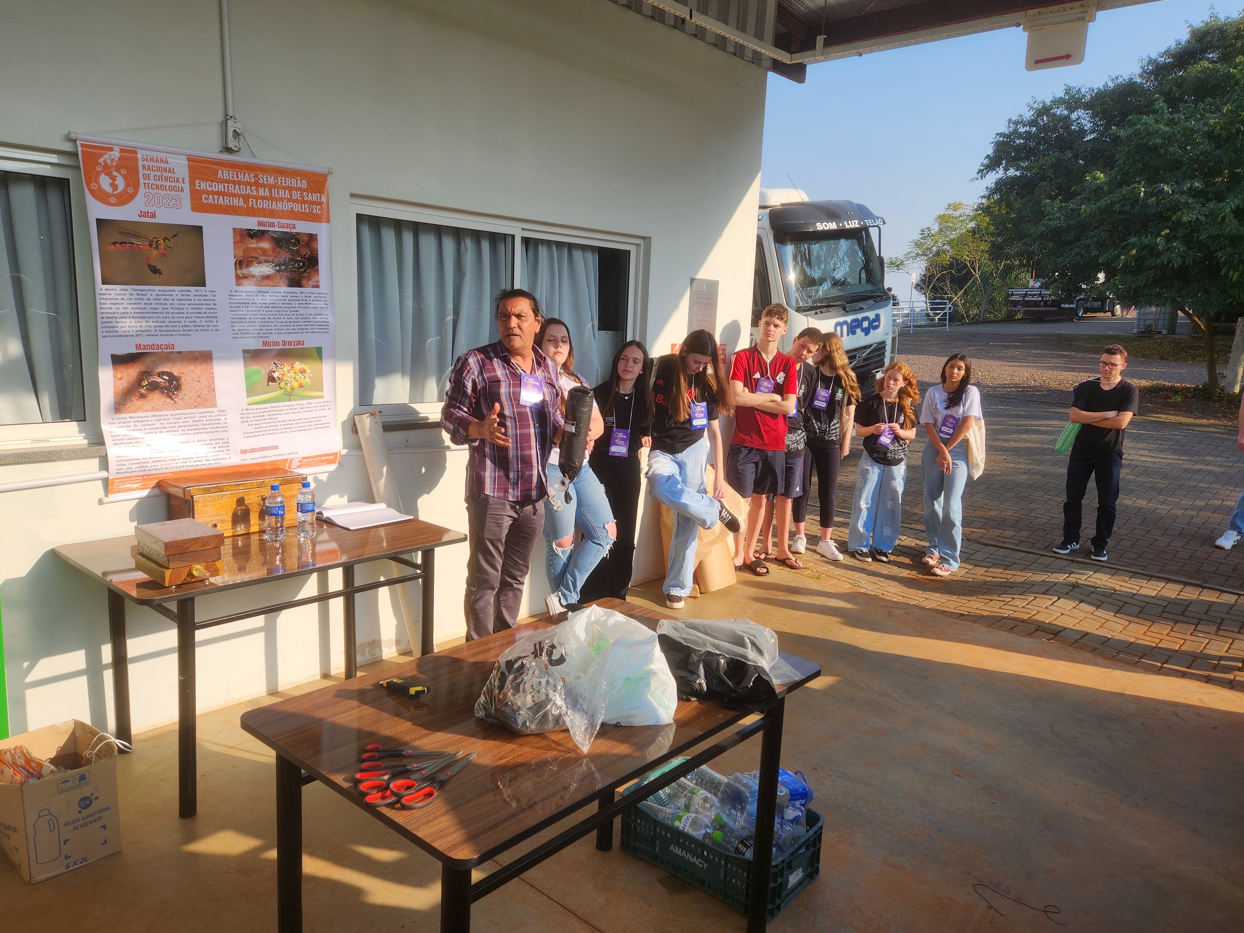 Mário Sedrez coordena um projeto que realiza oficinas sobre meliponicultura (criação de abelhas sem ferrão) em escolas públicas de Florianópolis