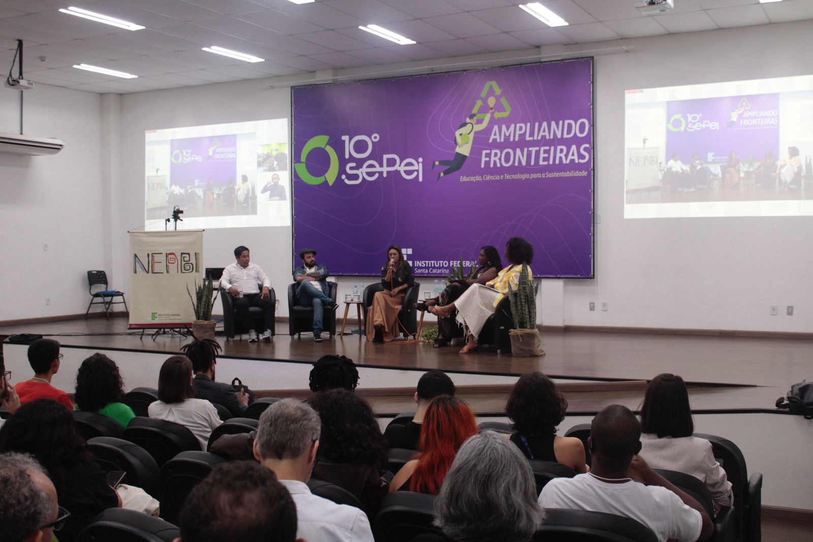 Duko Vãnfy (à esq.), Cássio Cunha Soares e Elizabete Aparecida de Lima (ao centro) durante a mesa-redonda que discutiu o racismo ambiental | Foto: Maurílio Quadros da Rosa