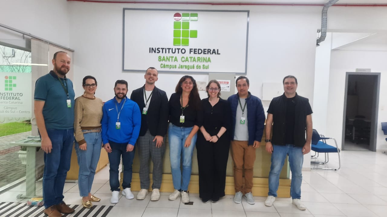 Jaraguá do Sul recebeu representantes do Cerfead/UAB para debater oferta de cursos a distância.