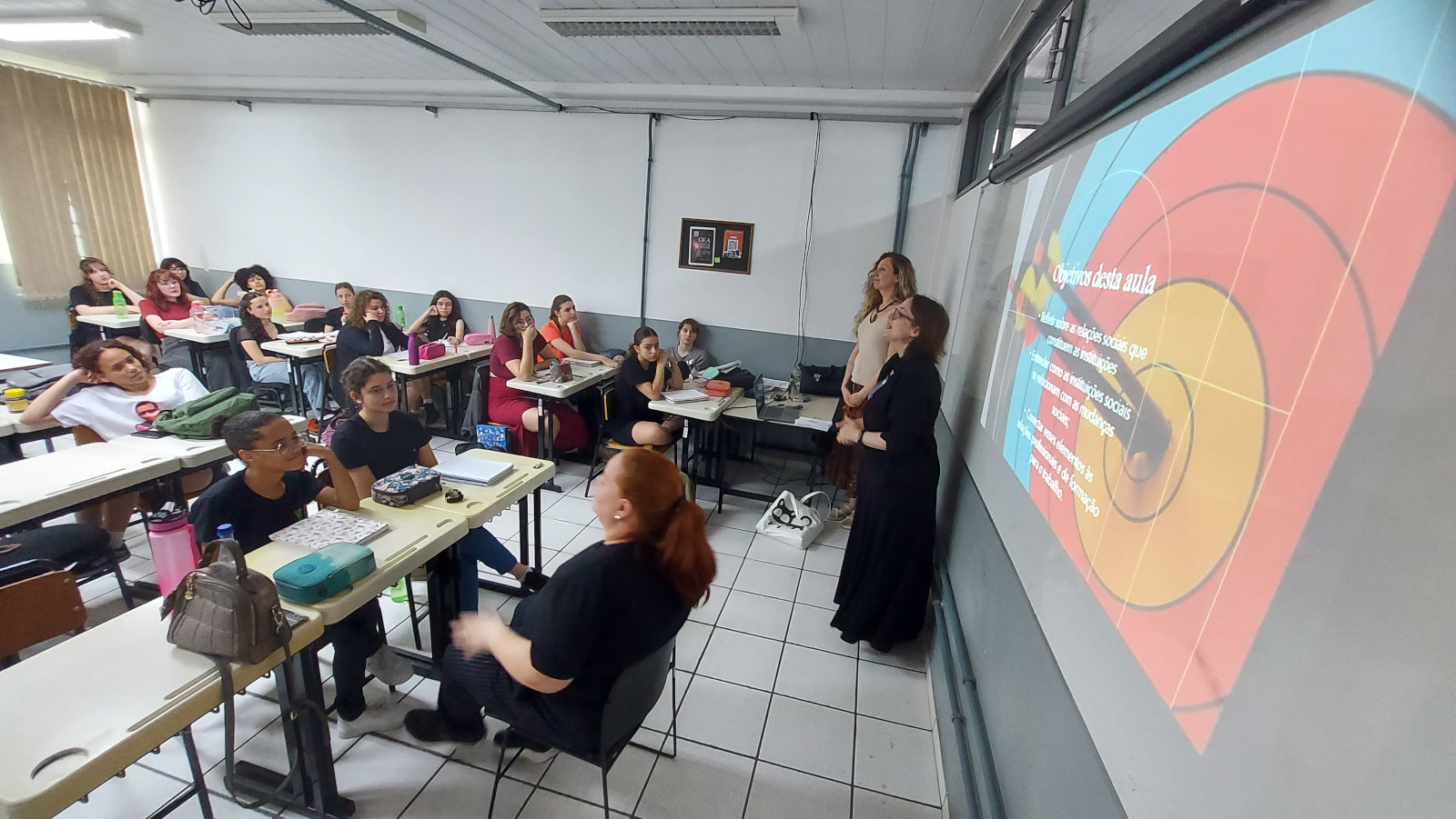 Passagens nas salas de aula do IFSC do Centro para falar sobre cultura surda e ensinar sinais básicos de Libras.