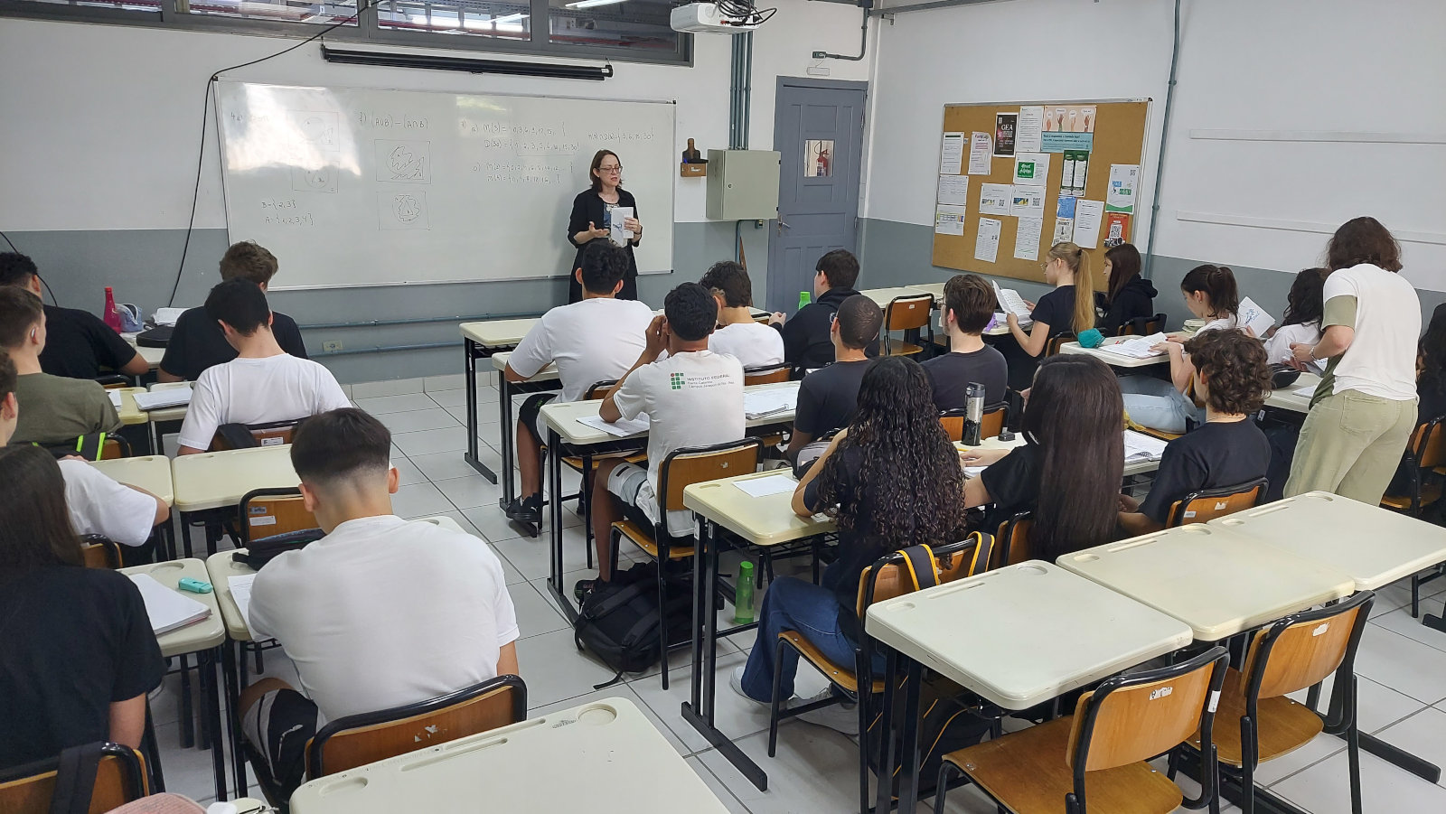 Passagens nas salas de aula do IFSC do Centro para falar sobre cultura surda e ensinar sinais básicos de Libras.