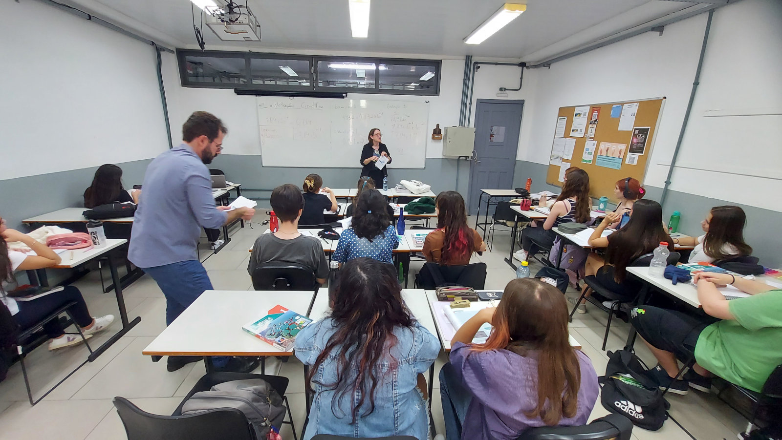 Passagens nas salas de aula do IFSC do Centro para falar sobre cultura surda e ensinar sinais básicos de Libras.