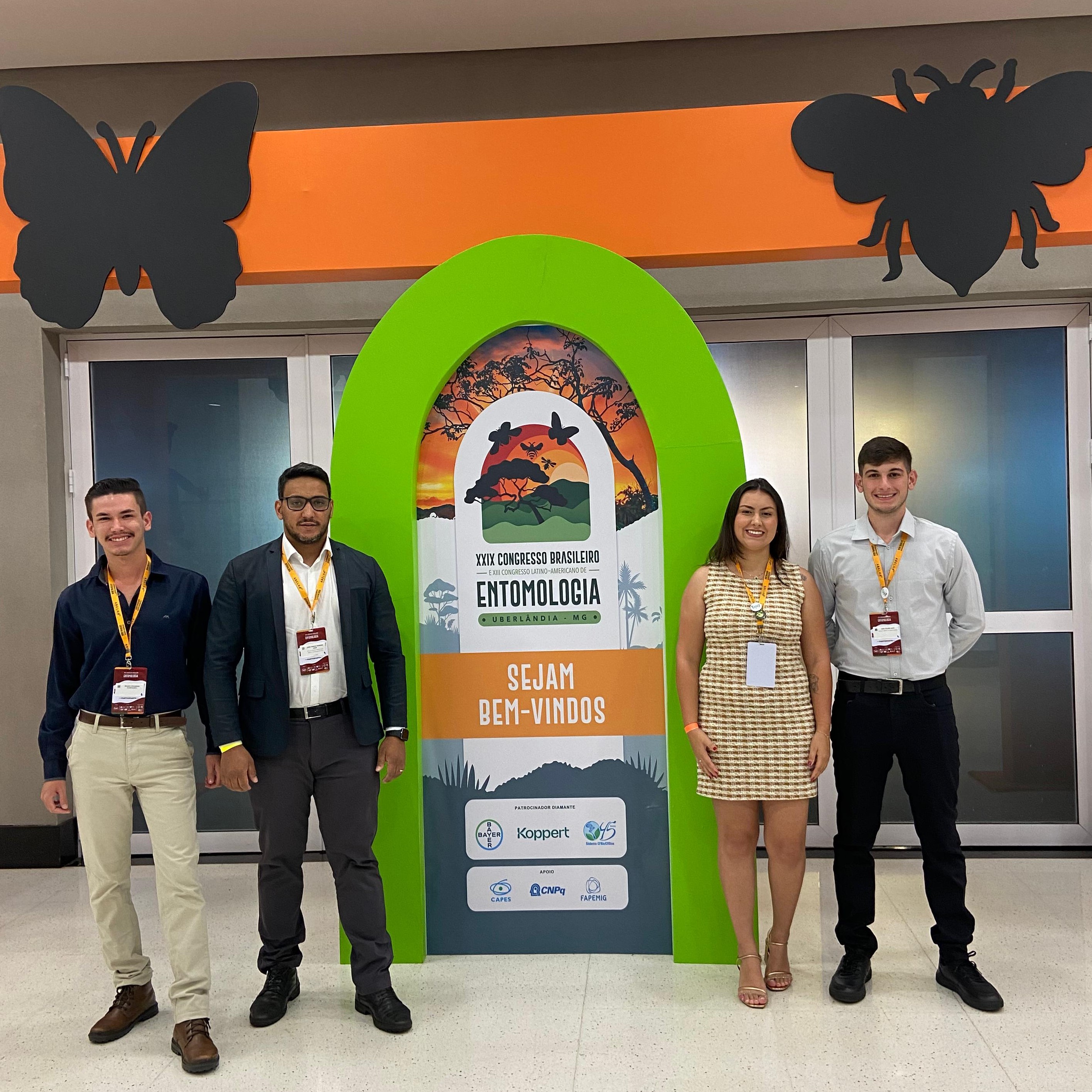 Bruno, professor João Paurlo, Bárbara e Luis Felipe no 29º Congresso Brasileiro e 13º  Congresso Latino-Americano  de Entomologia