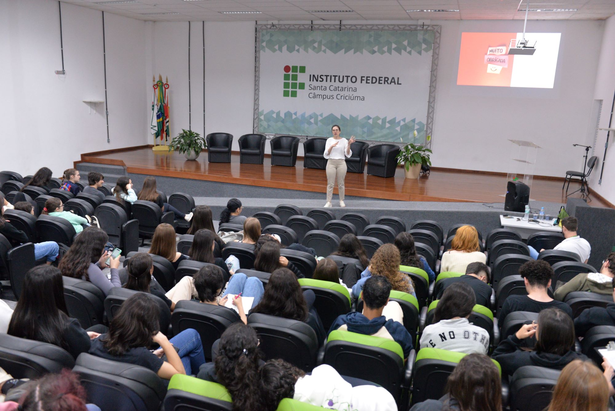 Alunos e egressos, como a licenciada em Química Cíntia Máximo, ministraram palestras e oficinas | Foto: Daniel Cassol/IFSC