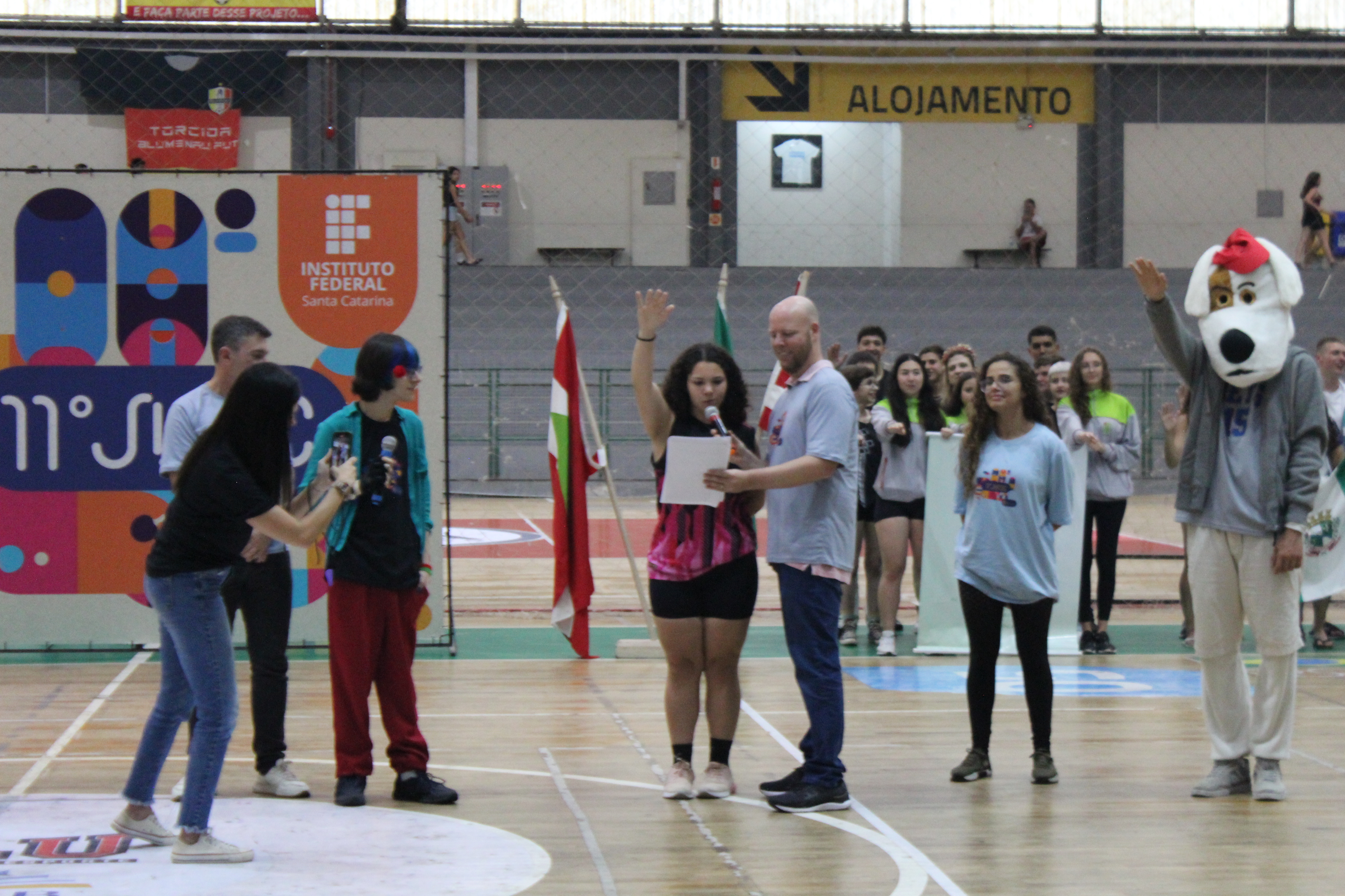 A estudante Vitória Mara Dias faz o juramento | Foto: Larissa Cândido da Silva