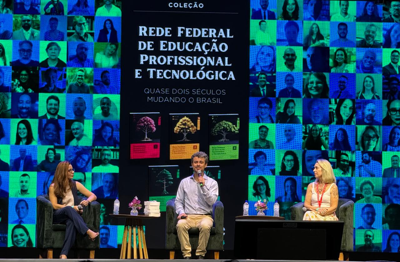 No lançamento da coleção de livros sobre a história da Rede Federal, Flavia Arruda, da Editora do IFMA, Olliver Mariano, da Editora do IFG, e Ana Paula Lückman, jornalista do IFSC