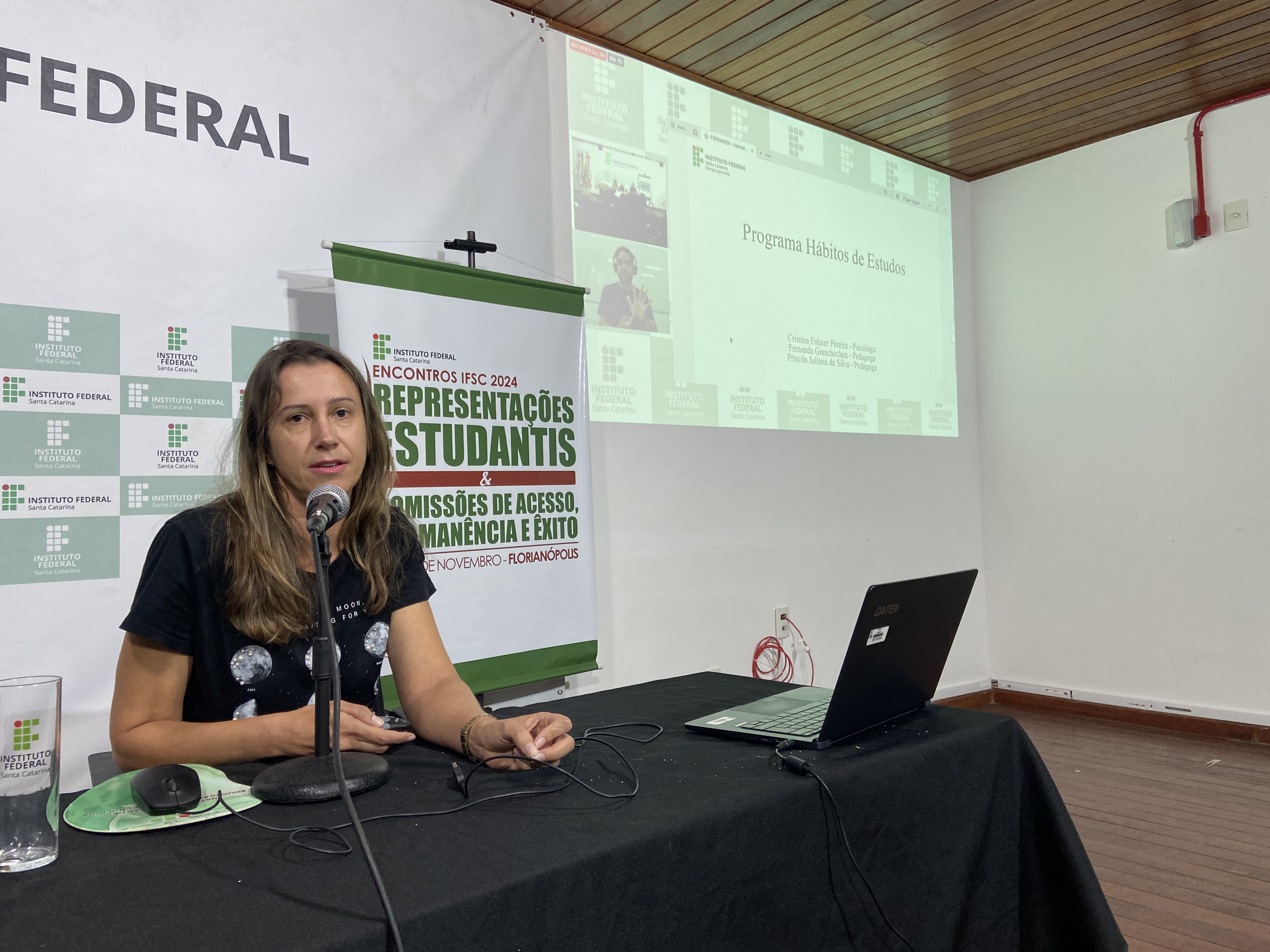 A pedagoga do Câmpus Joinville Fernanda Greschechen, apresentou o programa Hábitos de Estudos