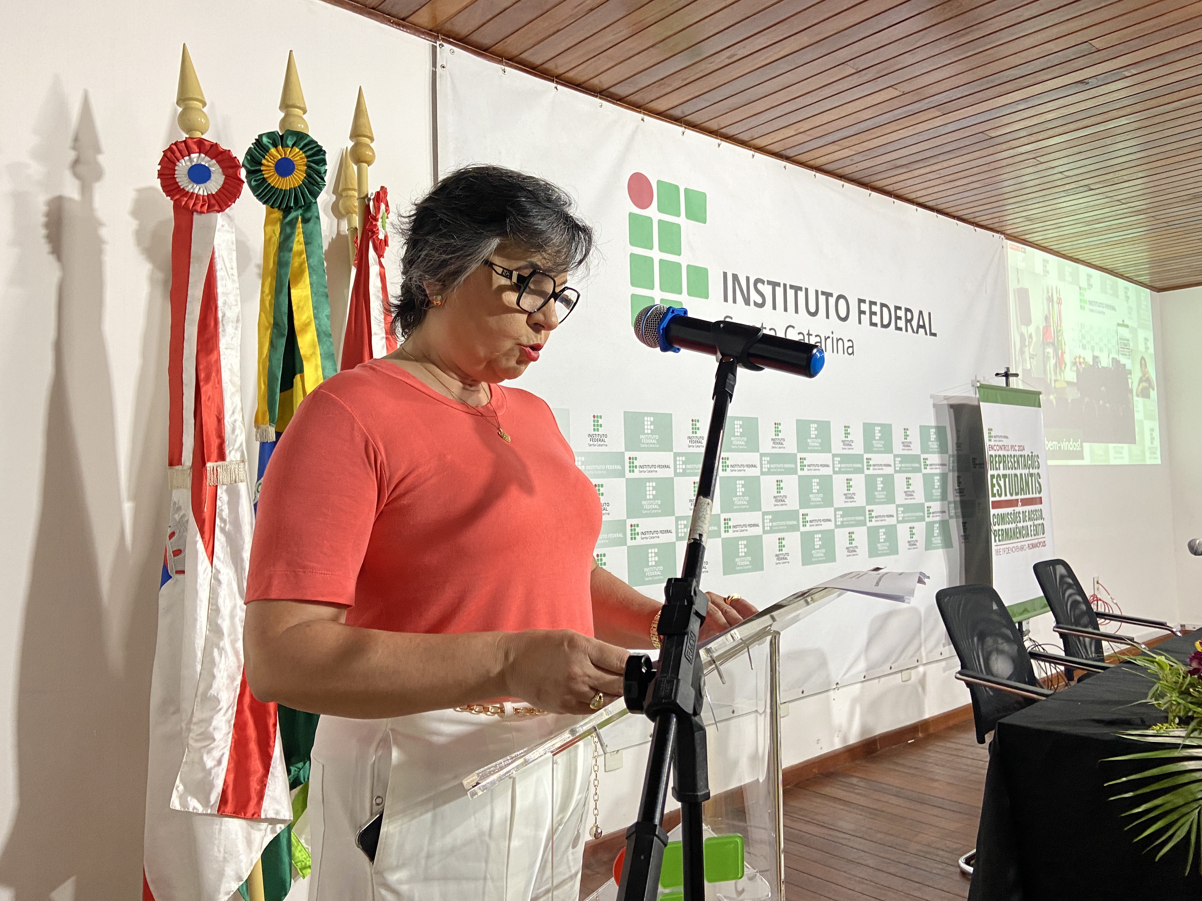 A diretora de Estatísticas e Informações Acadêmicas do IFSC, Sandra Guimarães, destacou o compromisso institucional de enfrentar a evasão escolar com estratégias sólidas e inclusivas.