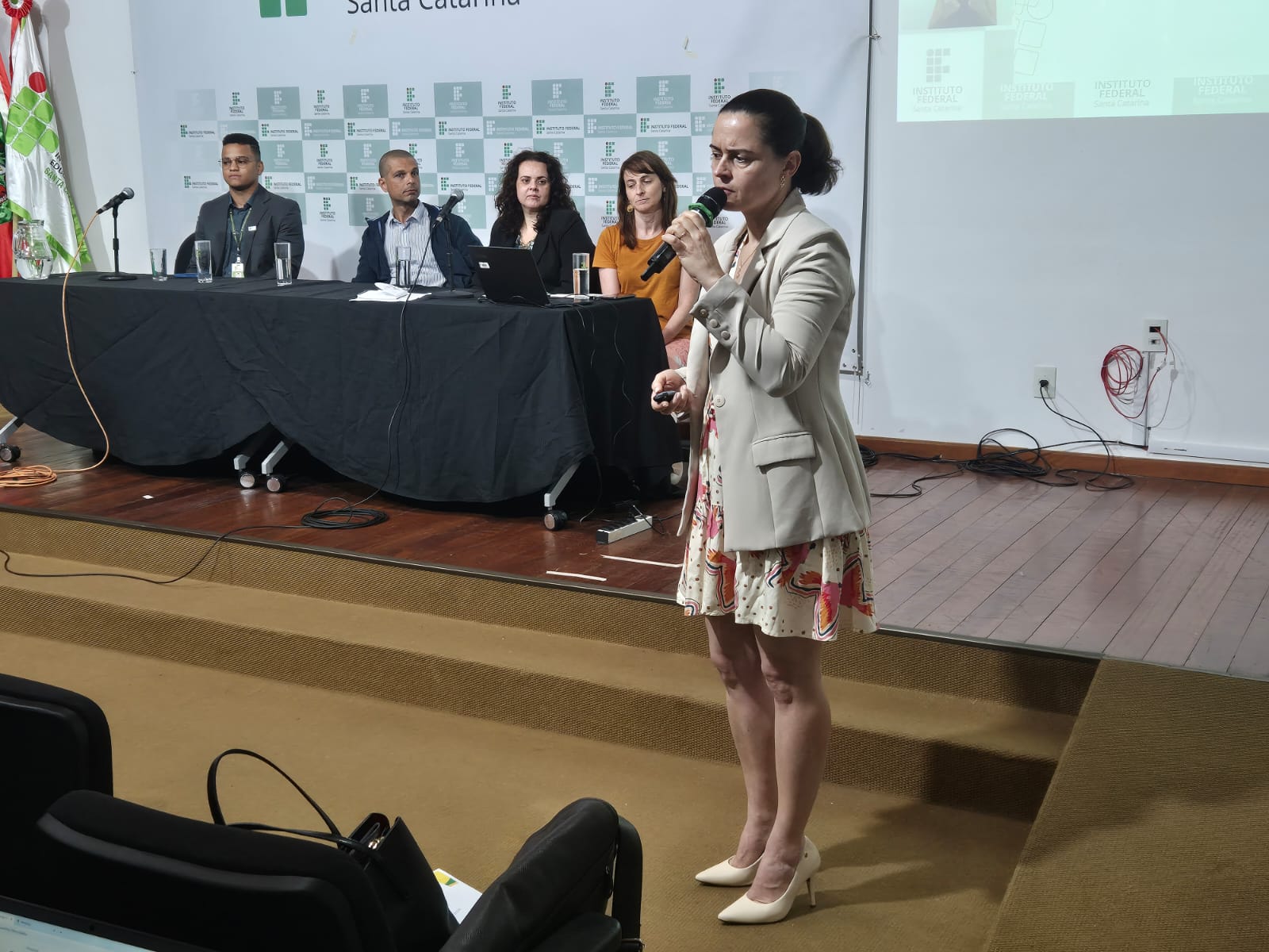 Pró-reitora Sabrina Vilela Pacheco coordenou mesa de debates I Foto: Carla Algeri