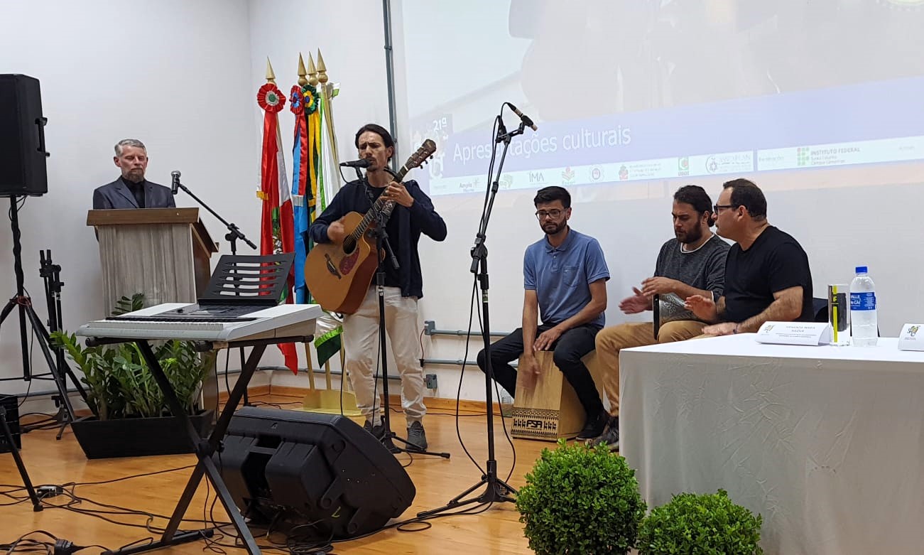 Apresentação cultural: grupo de músicas xamânicas