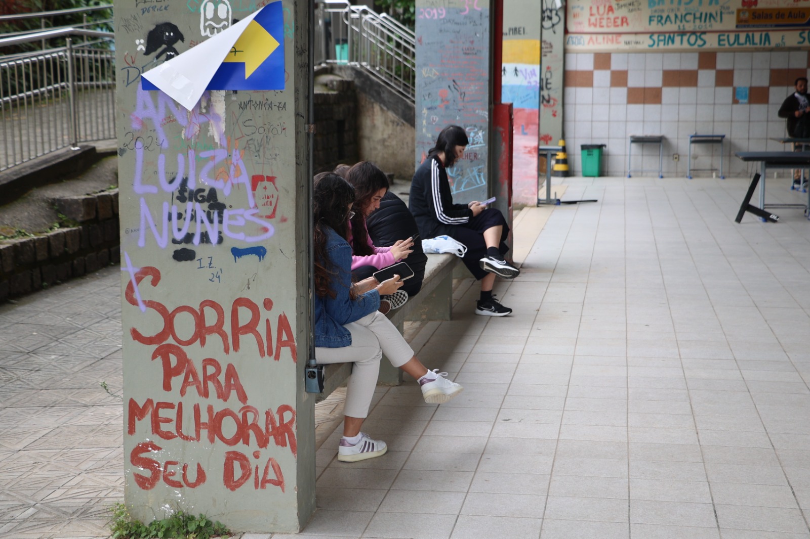 Candidatos aguardam para entrar nos locais de prova no câmpus da UFSC (Foto: Caetano Machado/Agecom/UFSC)