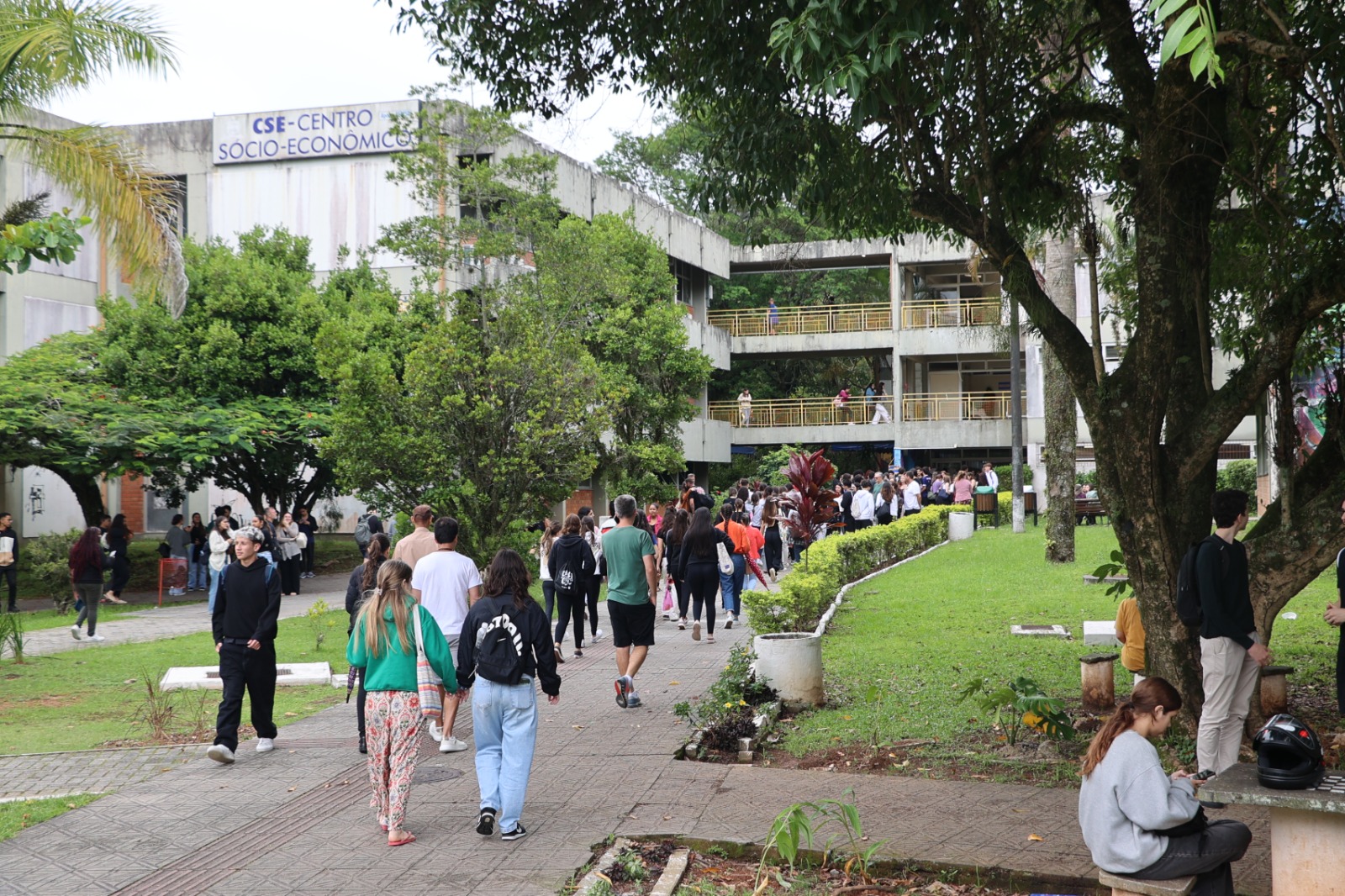 Movimento de candidatos no câmpus da UFSC, neste domingo (Foto: Caetano Machado/Agecom/UFSC)