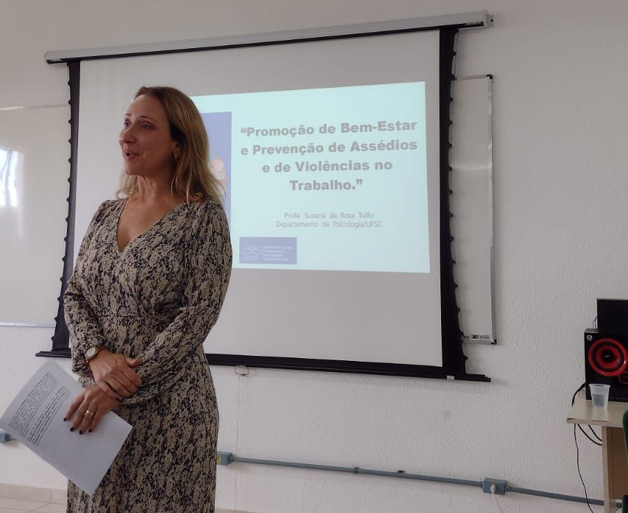 A Diretora de Gestão de Pessoas do IFSC, Letícia Wiggers