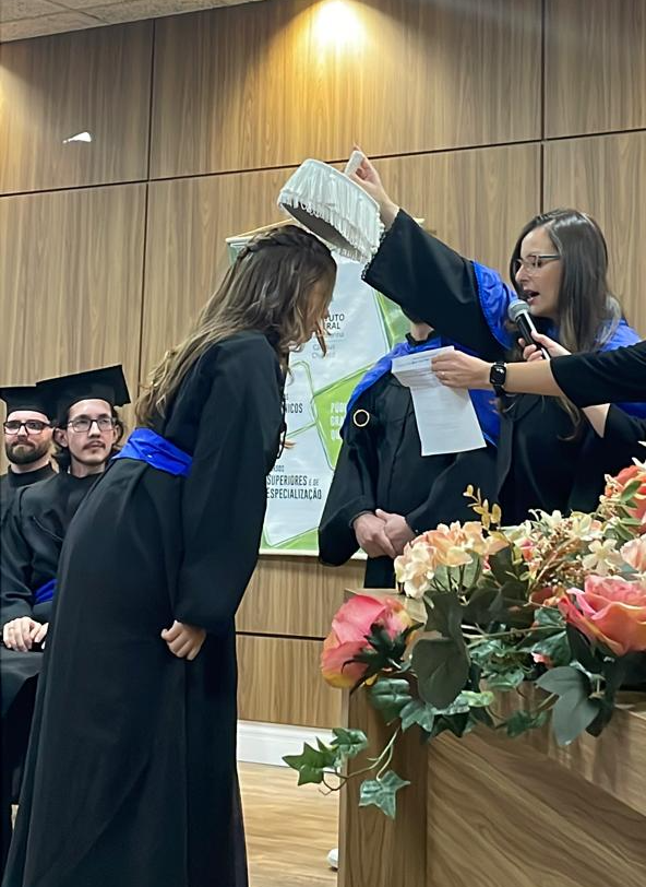 Isabela recebendo a colação de grau durante a formatura, em 05 de abril de 2025