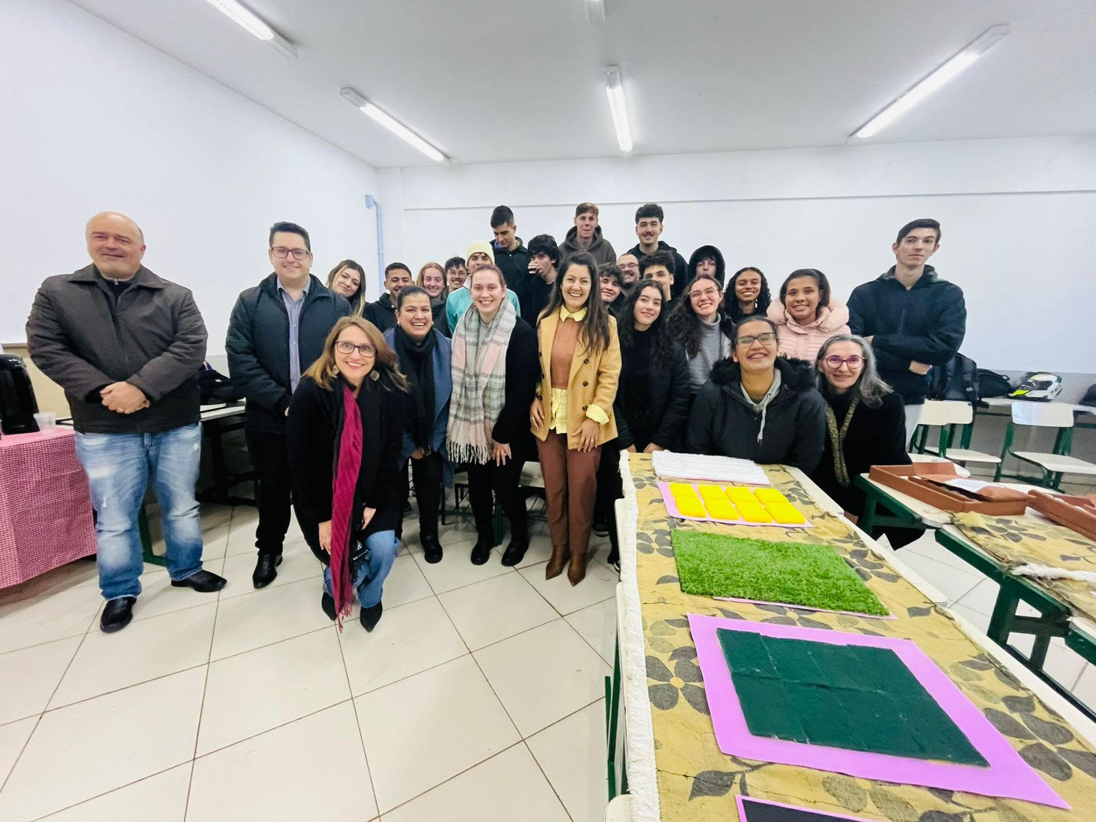 Representantes da Associação, professores e estudantes do IFSC