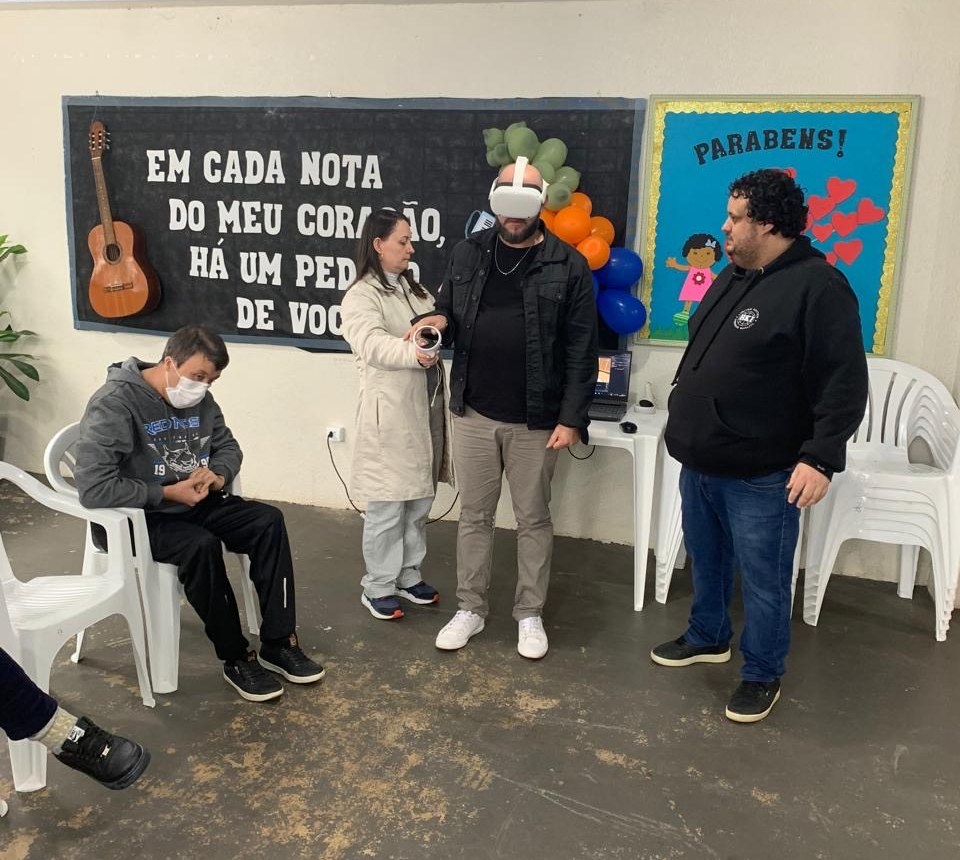 Professora Lara conduzindo testes na Adevosc