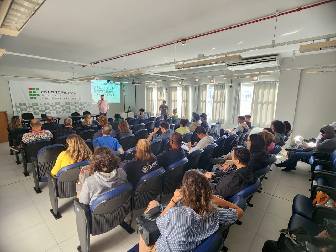 Palestra de abertura ocorreu no miniauditório do Câmpus Florianópolis-Continente