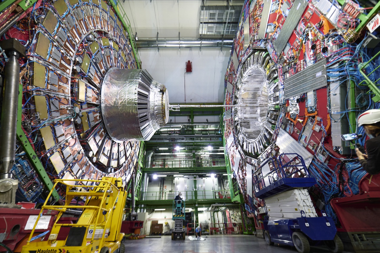 Durante a programação, os estudantes participarão de palestras interativas com pesquisadores, aprenderão sobre o Modelo Padrão da Física de Partículas e poderão analisar dados reais do Grande Colisor de Hádrons (LHC). Foto: CERN