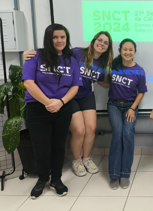 Bianca Gomes (ao centro) é professora da área de design e integra equipe com pesquisadores da Universidade Federal de Pelotas (UFPel), do Rio Grande do Sul, que desenvolveu um aplicativo para o acompanhamento psicológico de agentes de segurança, como policiais e bombeiros