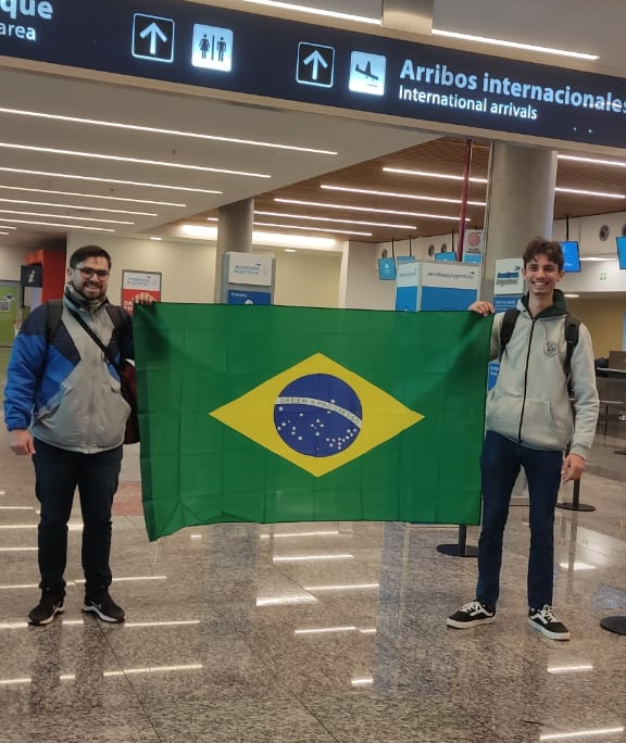 Vitor Helmar Parheita e Willian Jarrie dos Santos Rodrigues passam o semestre estudando Agronomia na Argentina