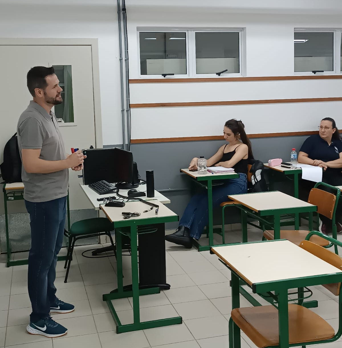 Na conversa com os estudantes do IFSC, o administrador Eduardo Kollet apresentou informações sobre o departamento de compras e, também, sobre as dificuldades da administração de estoques da empresa