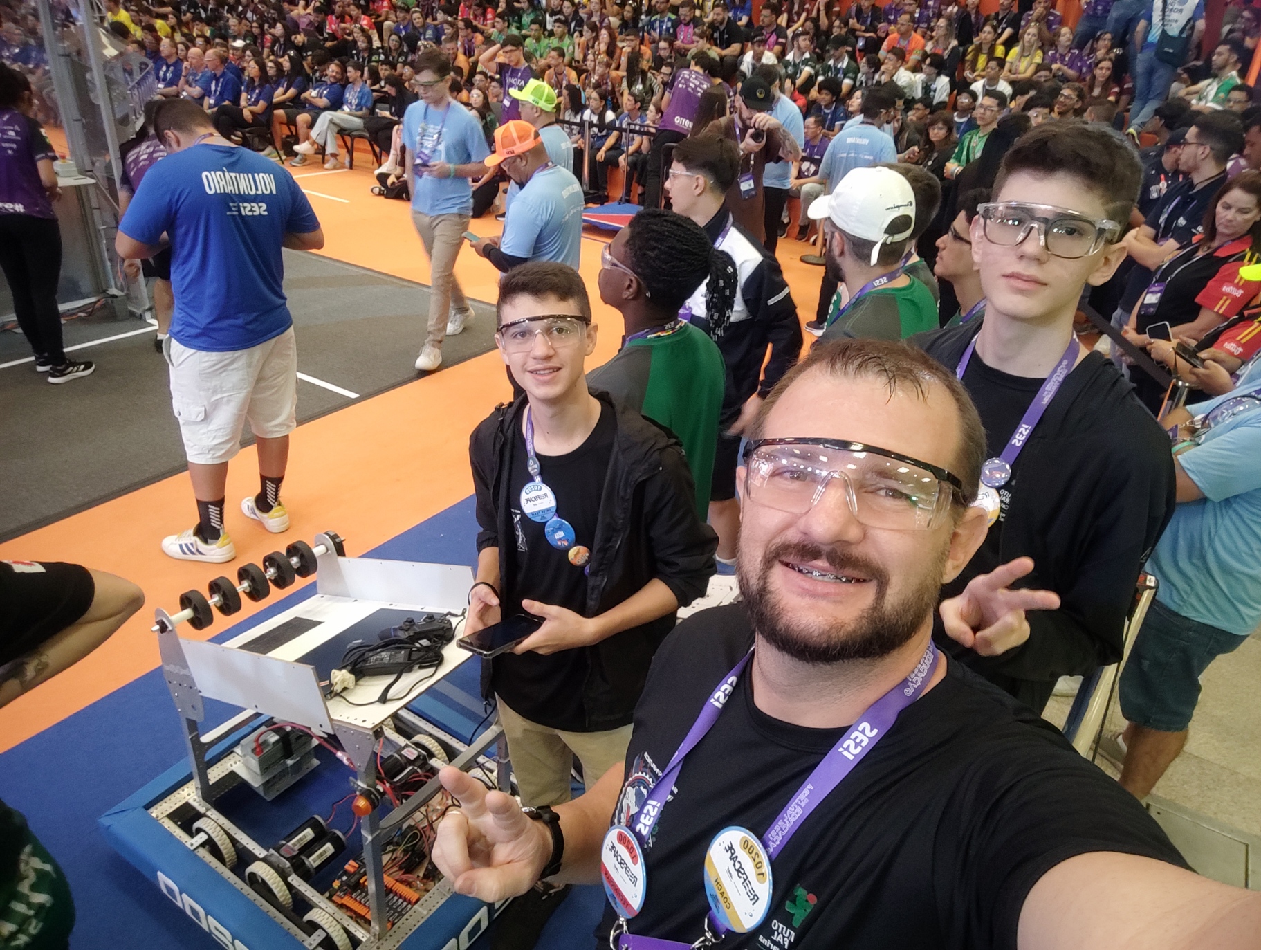 Professor e estudantes durante a competição, em Brasília