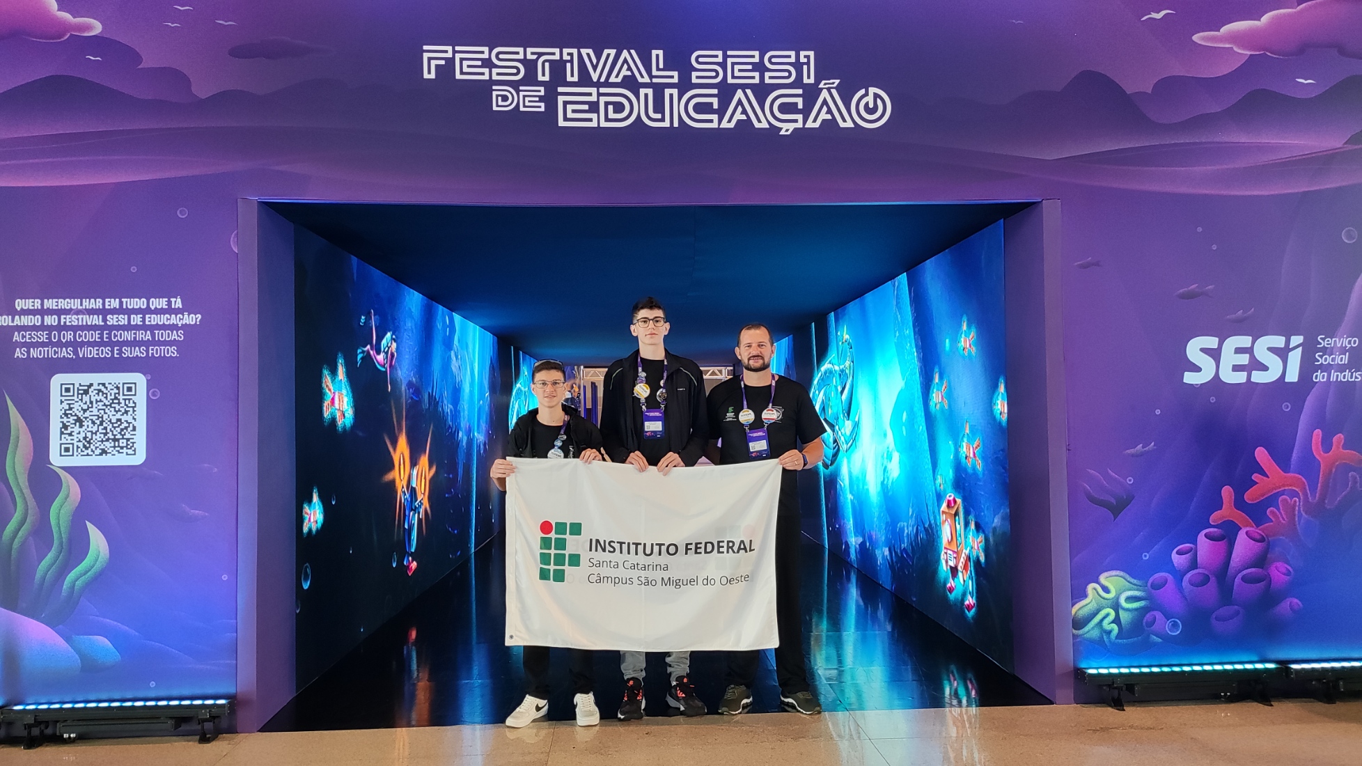 Os estudantes Bruno Luiz da Cunha e Gabriel Assis Brasil, do 2º ano do Ensino Médio Técnico em Eletromecânica (Integrado), foram acompanhados pelo professor de Física, Evandro Luis da Cunha