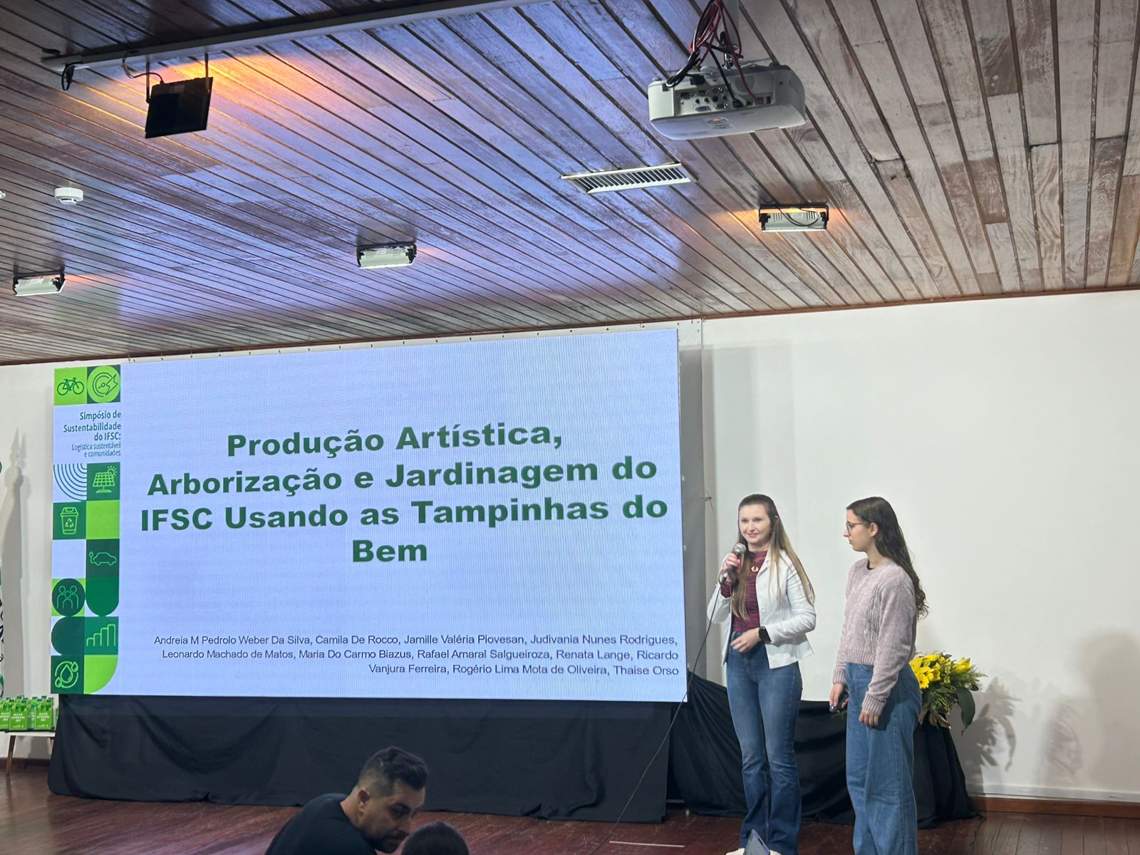 Apresentação durante Simpósio de professora e estudante do Câmpus Xanxerê