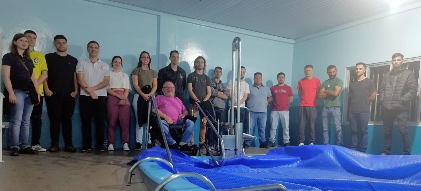 Estudantes e professor do IFSC com representantes da FCDX