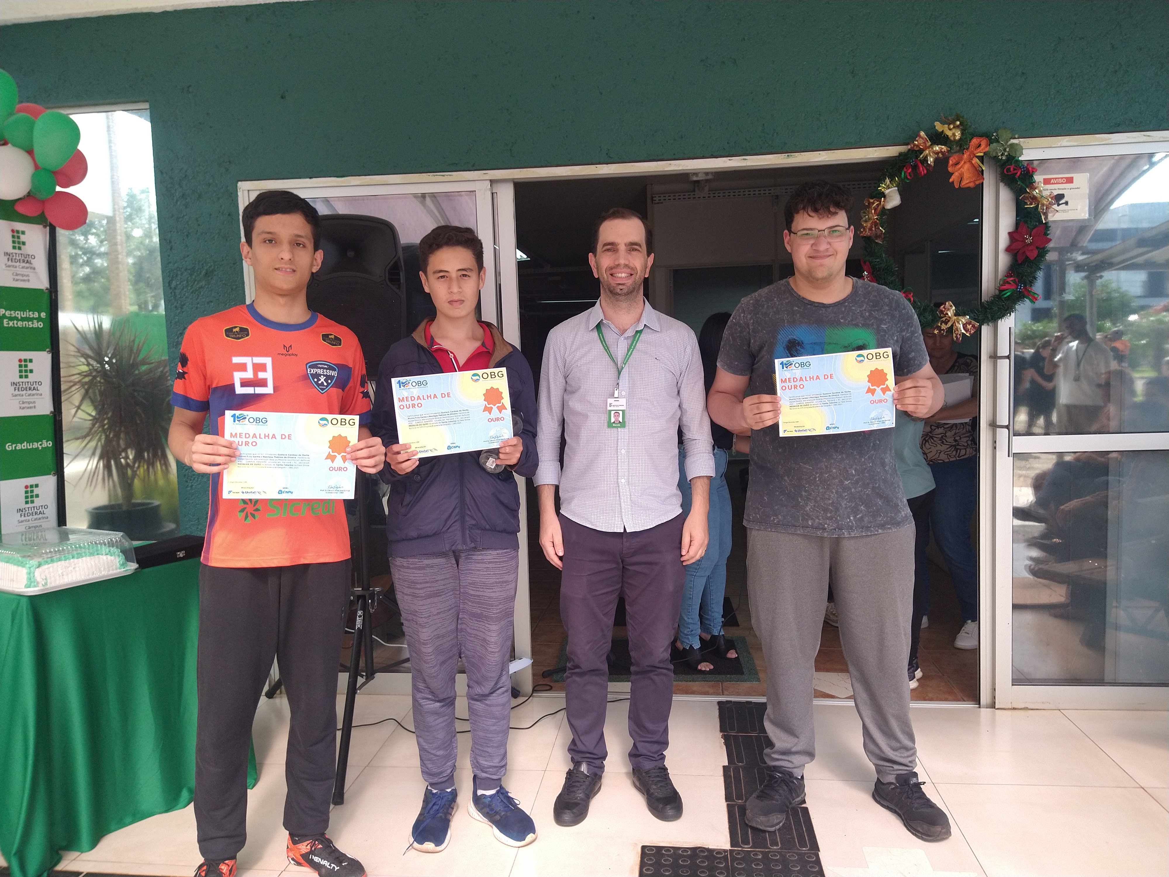 Medalhistas das Olimpíadas Brasileiras de Geografia e de Geopolítica, homenageados durante cerimônia de 15 anos do câmpus