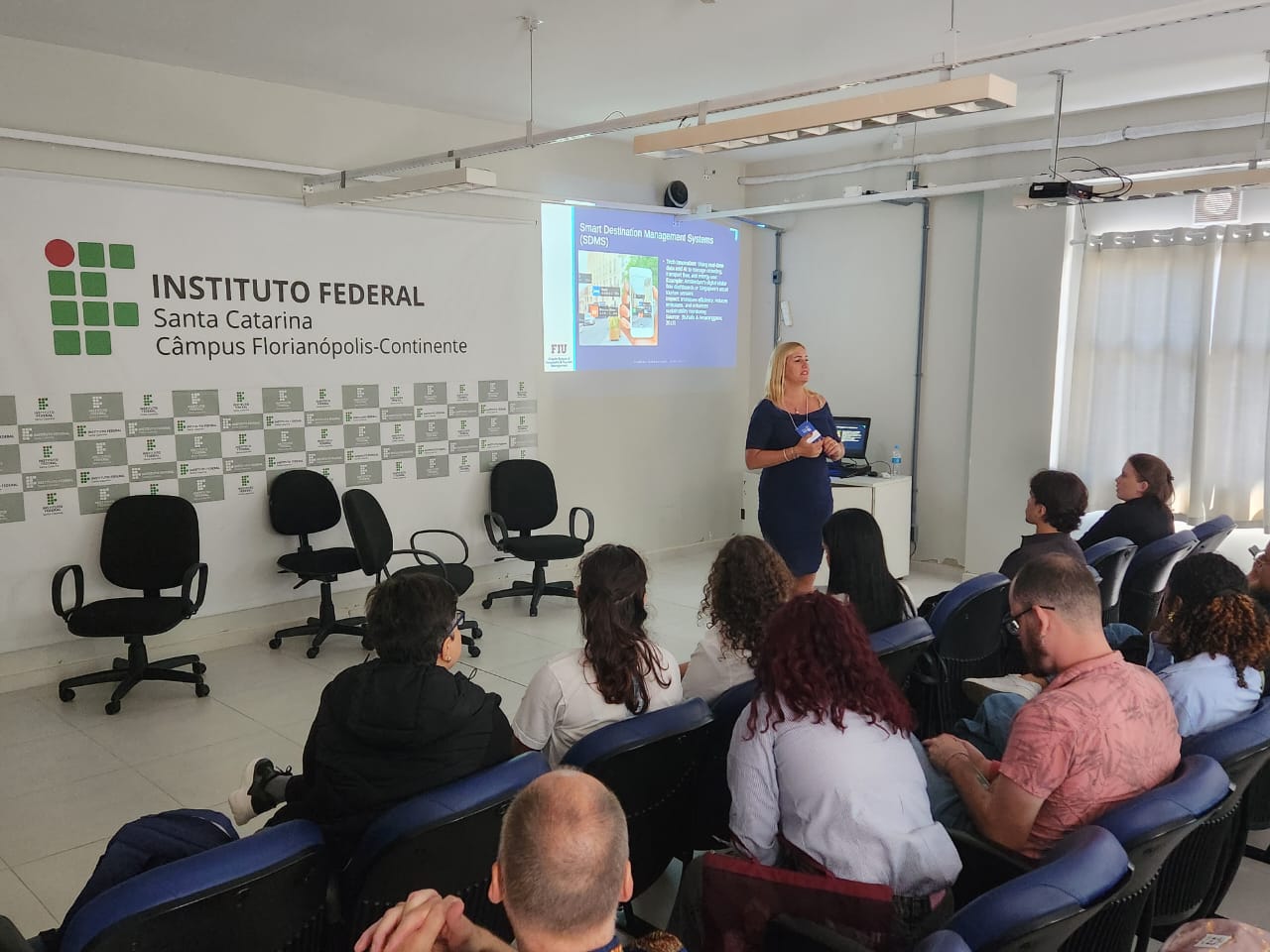 Professora Carolin Lusby, da Universidade Internacional da Flórida (Estados Unidos), abordou o tema 