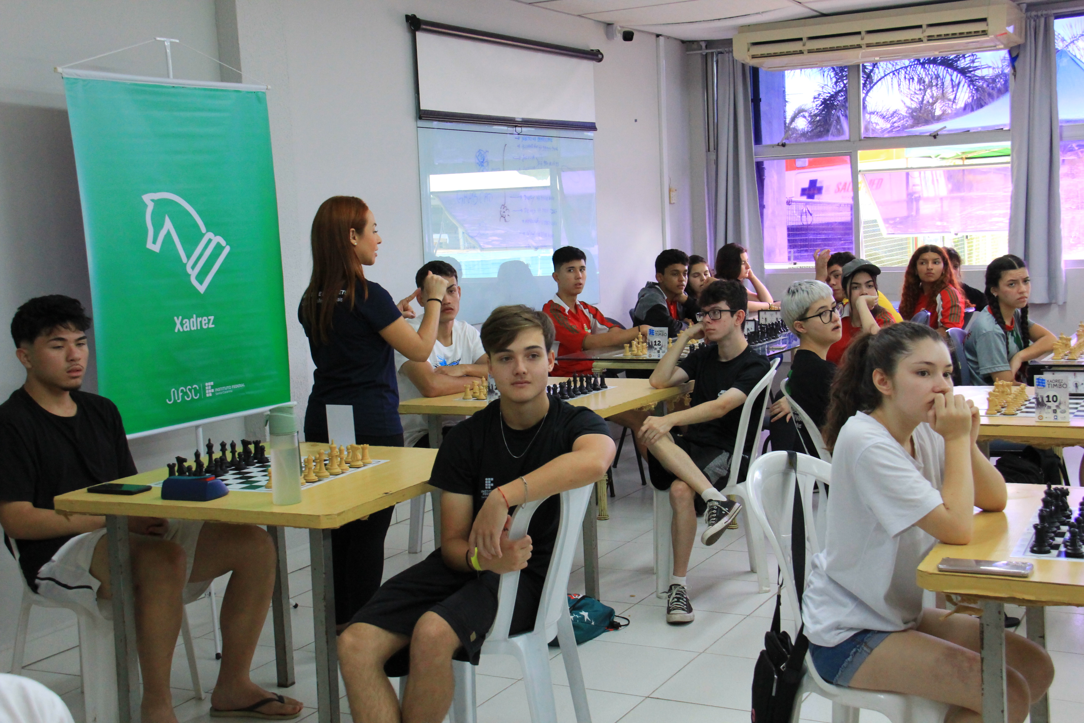 Intérprete de Libras auxilia aluno na disputa do xadrez no JIFSC 2024