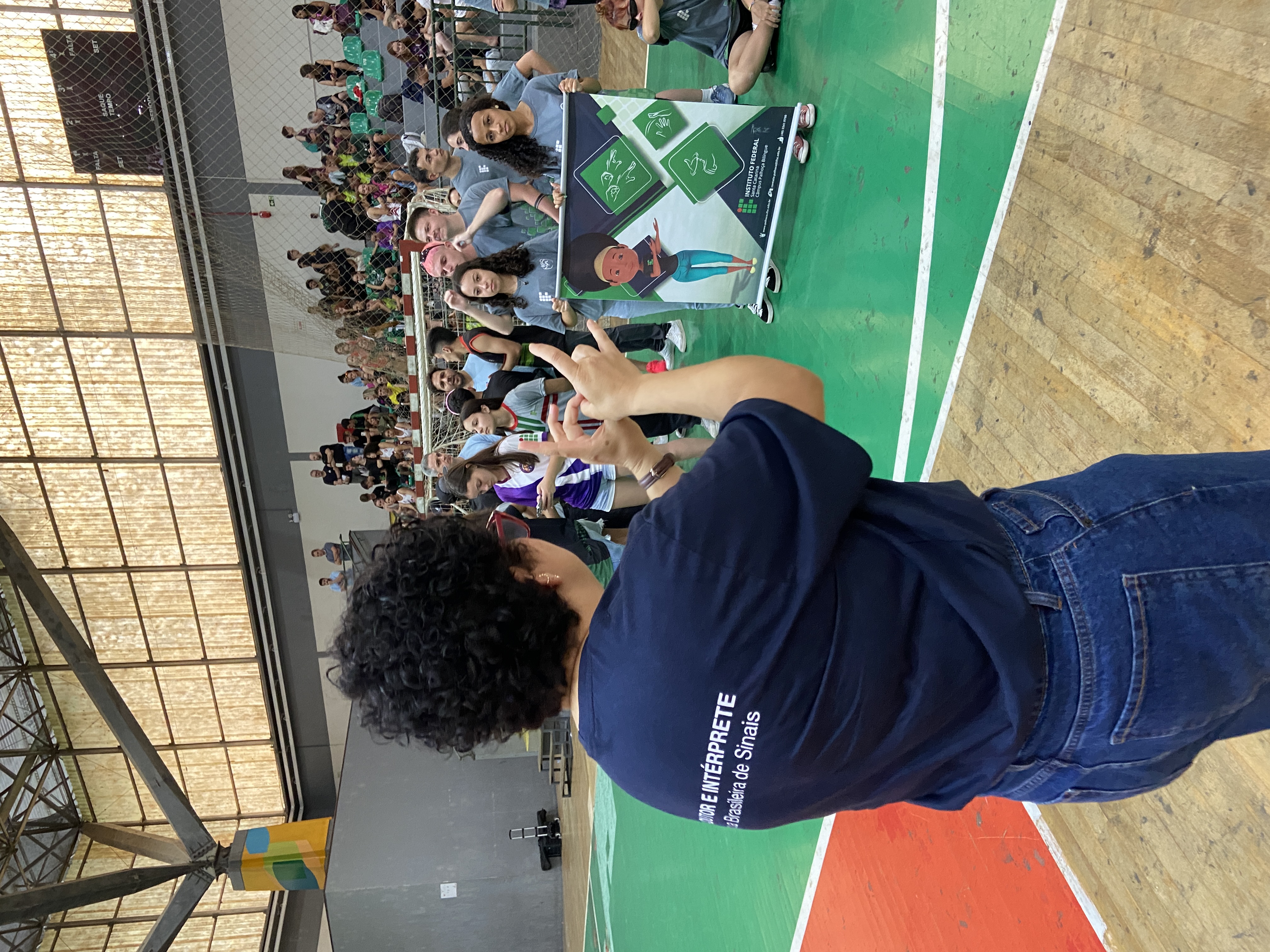 Intérprete de Libras atuando no JIFSC 2024