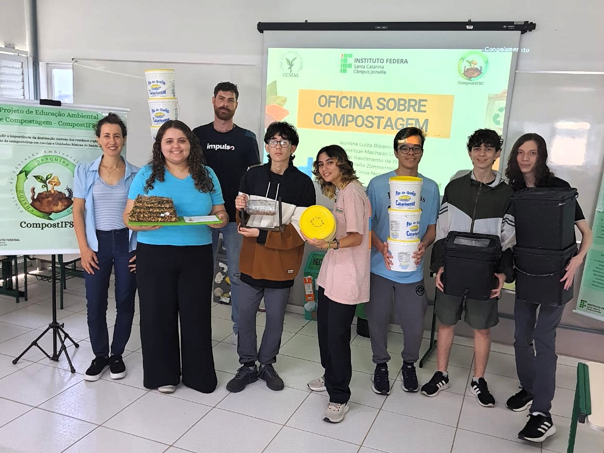 Uma das oficinas de compostagem realizadas no IFSC
