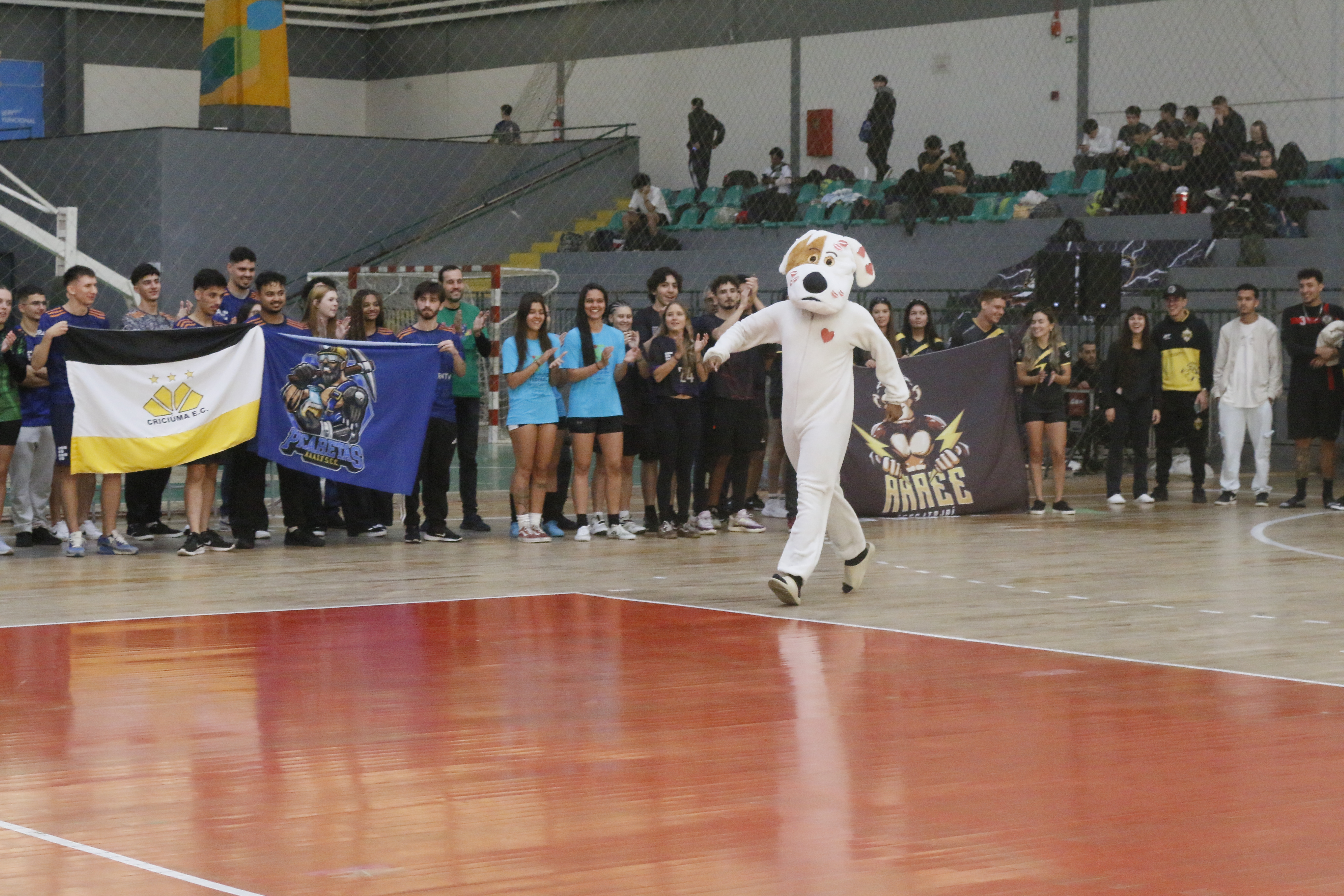 Mascote do JIFSC, o JIFSCão, recebeu os atletas