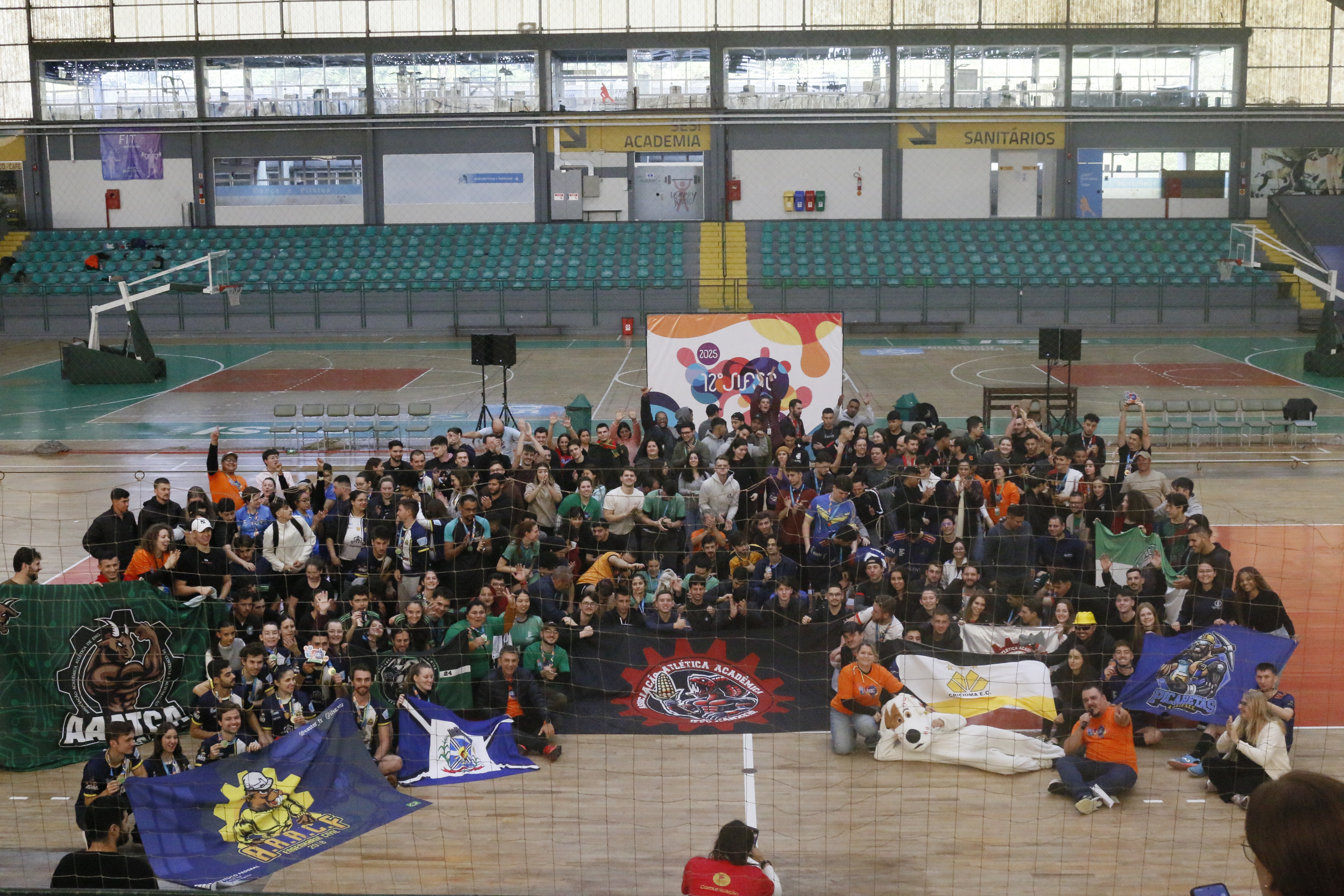 Estudantes que participaram do JIFSC etapa Cursos Gerais na cerimônia de encerramento do evento