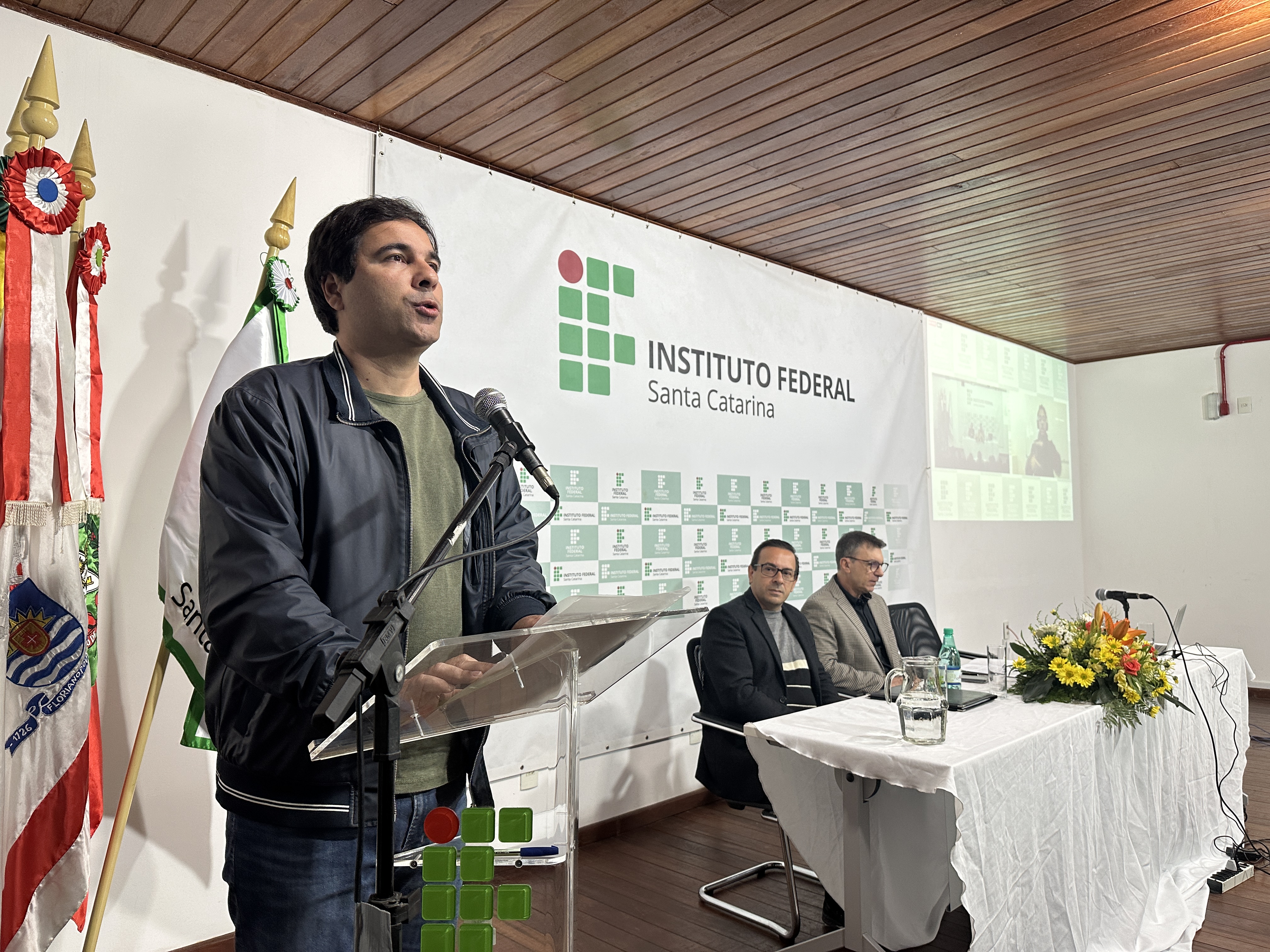 O diretor de Assuntos Estudantis, Evandro Belmiro da Silva, apresentou uma linha do tempo das ações afirmativas na instituição.