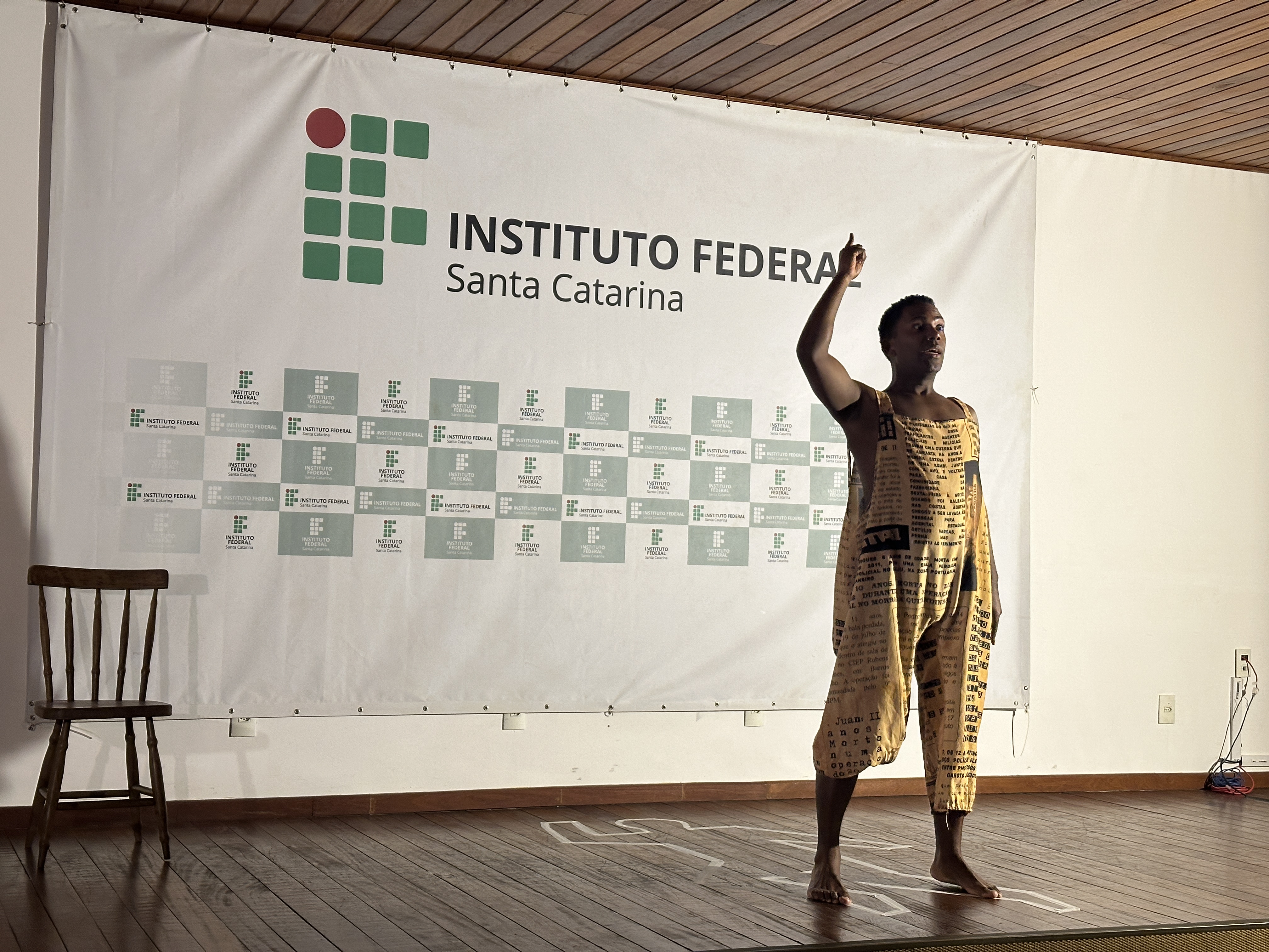 Apresentação da peça Não corre, menino! Voa!, da Cia Nosso Olhar, de Florianópolis, na abertura do evento.