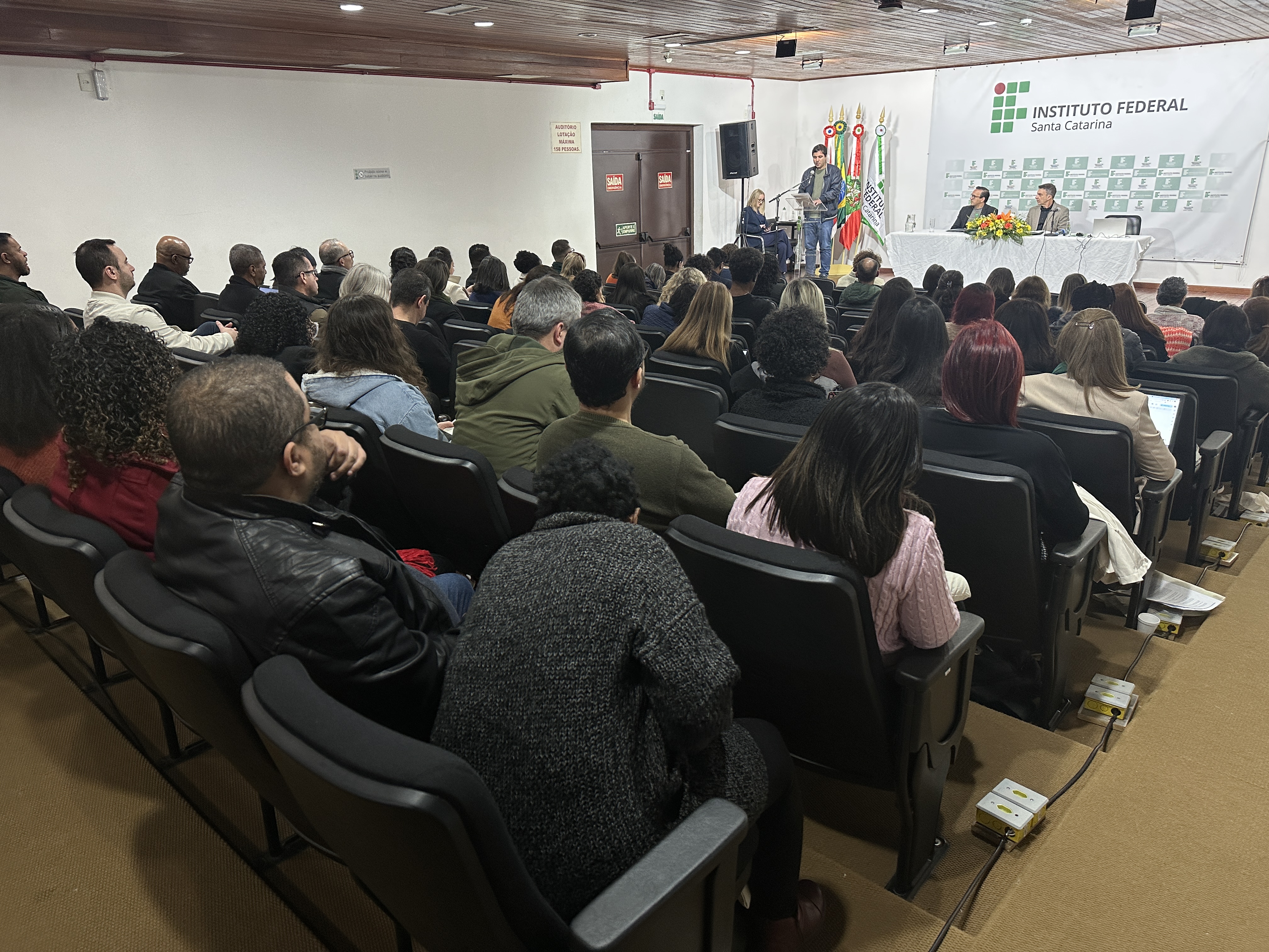 Cerca de 100 servidores do IFSC que atuam nas comissões de heteroidentificação, análise de renda, na Comissão Central de Verificação da Condição de Deficiência e na Reitoria. participam do evento até esta quinta-feira.