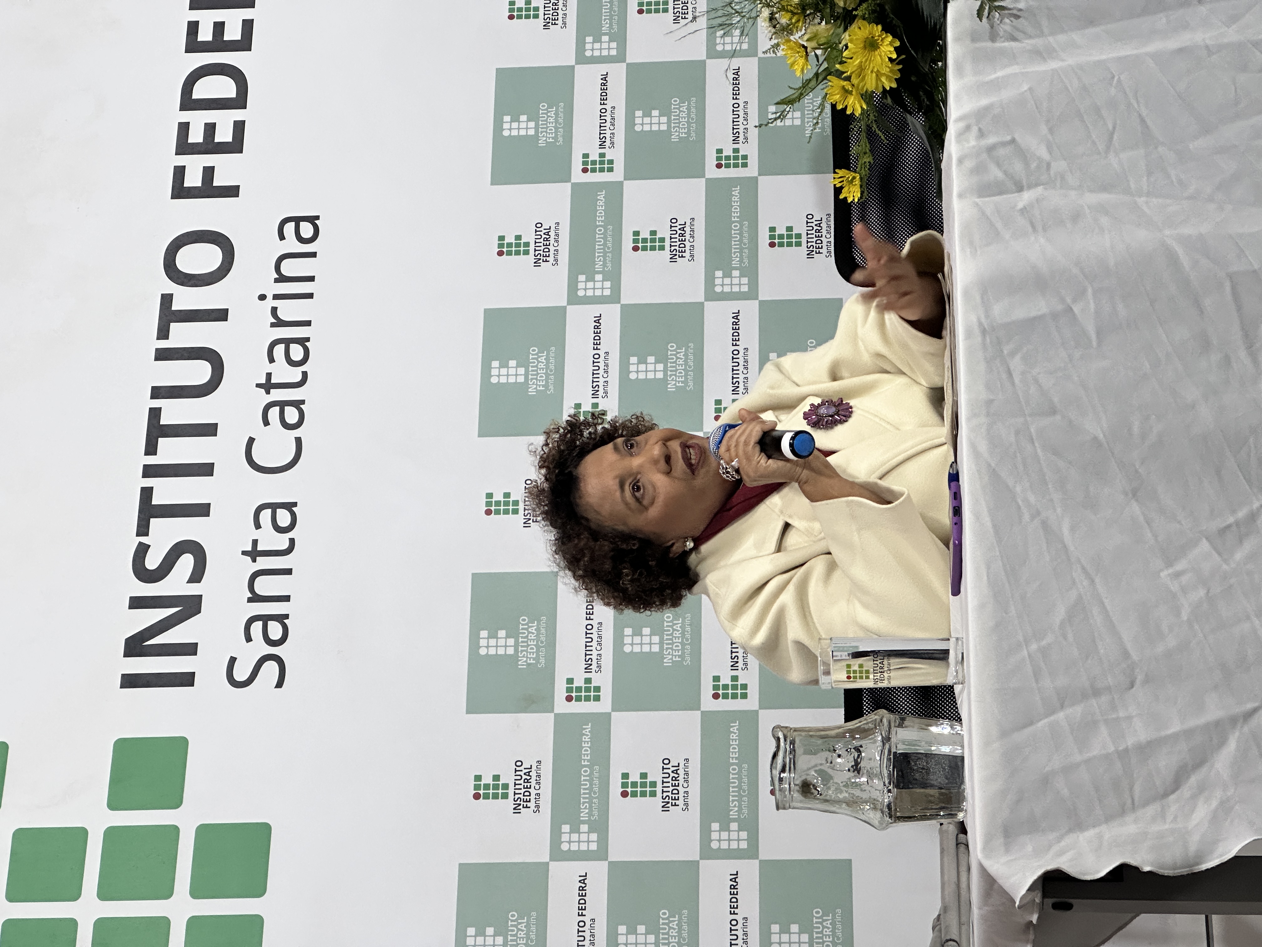Professora Joana Célia dos Passos, referência nacional no tema e atual vice-reitora da UFSC, fez a conferência de abertura do Seminário de Ações Afirmativas do IFSC