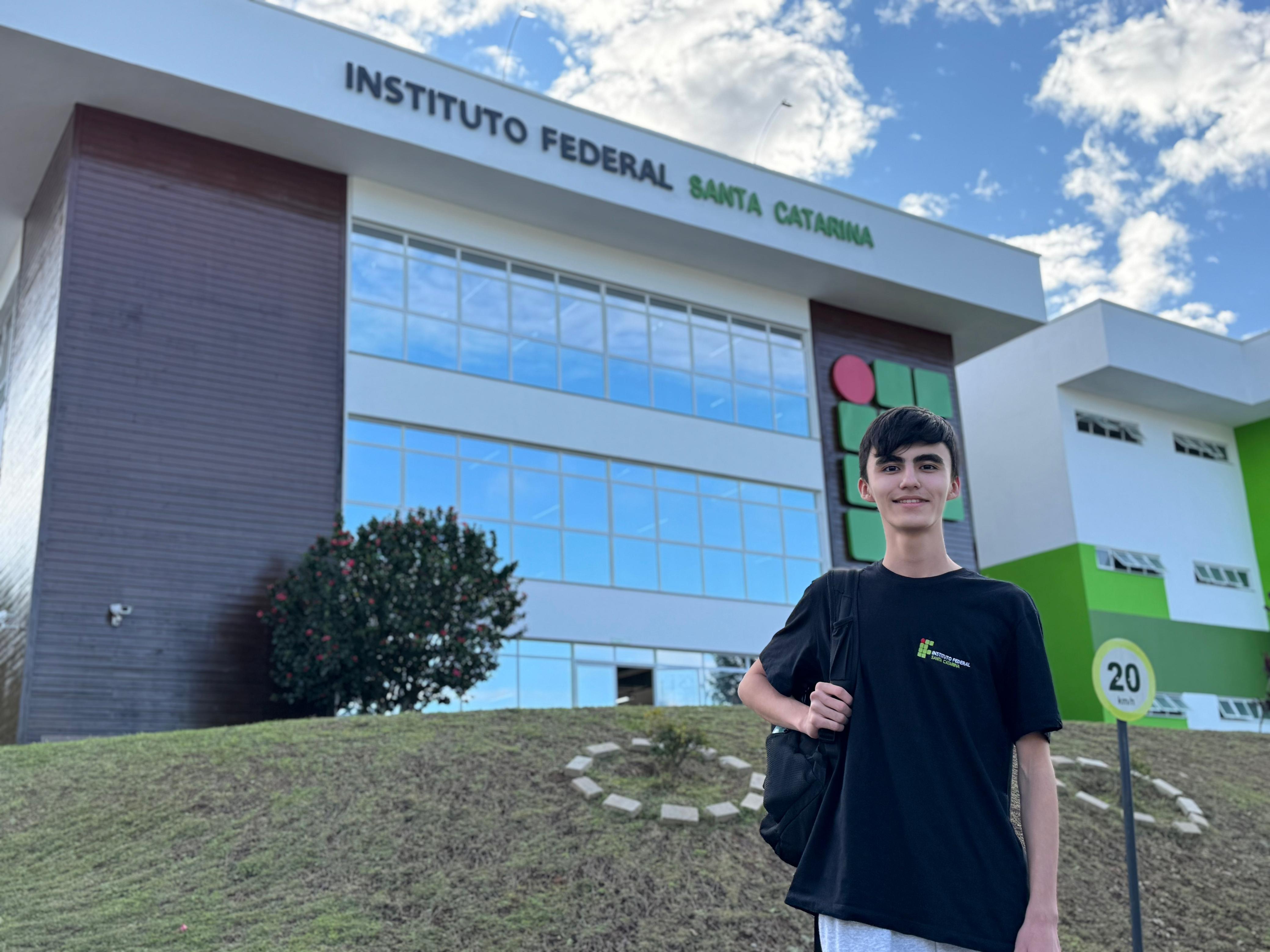 Samir ingressou neste semestre no Câmpus Palhoça Bilíngue, no curso de Design Gráfico. Também já integra o clube de xadrez do câmpus e vai ensinar russo aos colegas interessados
