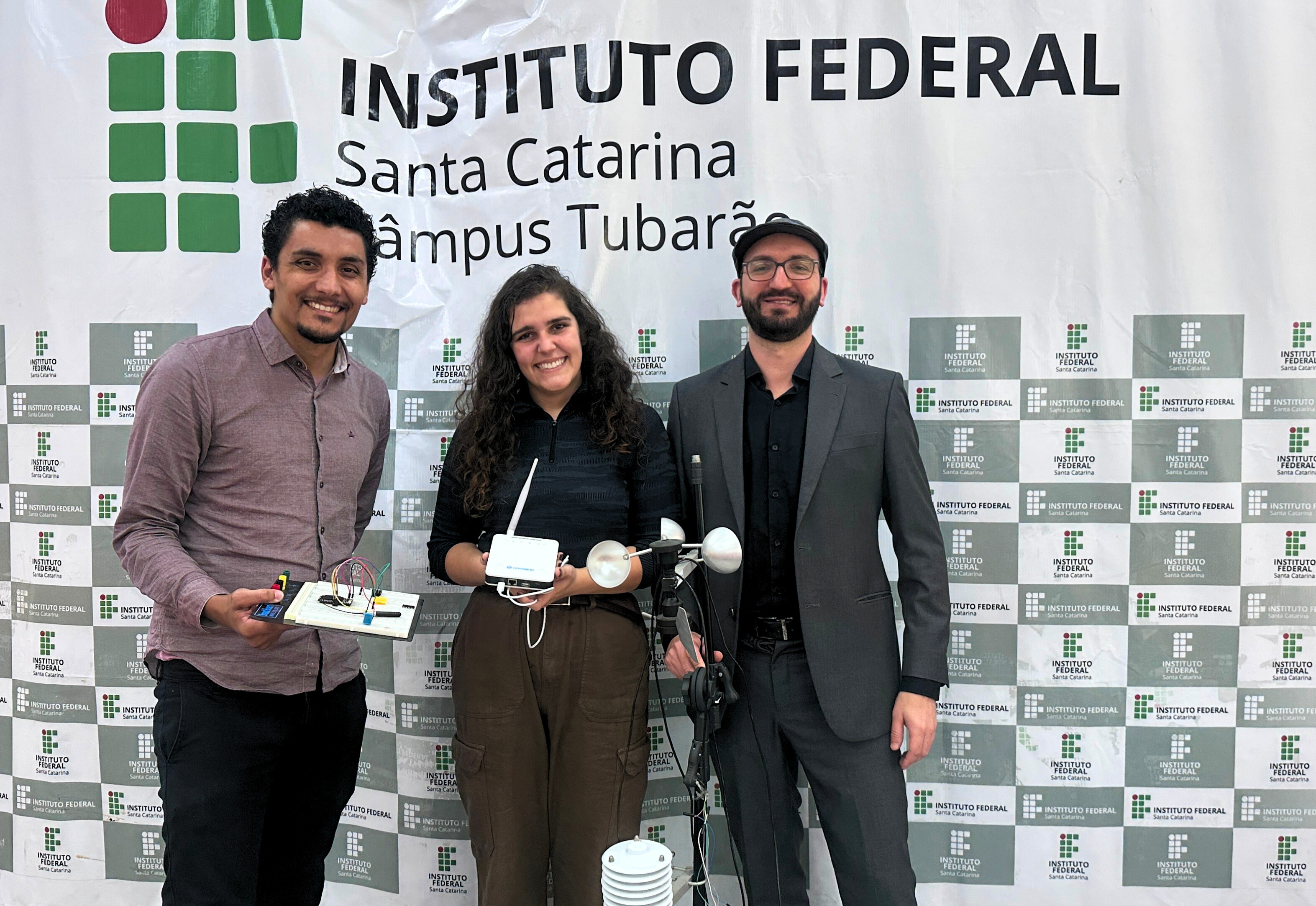 Thobias Karpinski (à direita), Elias Pereira (à esquerda.) e Thais Sá Claudino estão desenvolvendo o FireShield